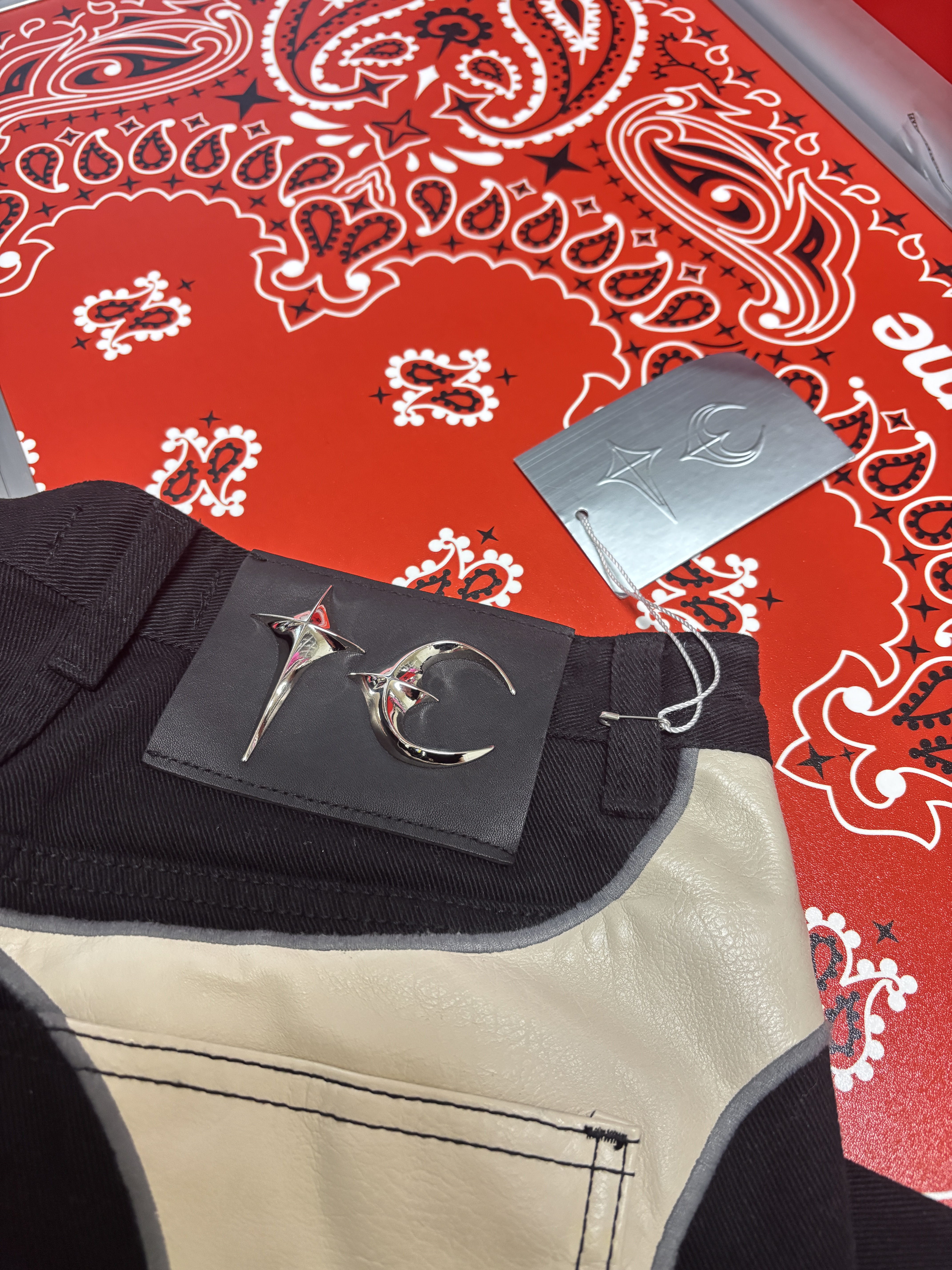 Supreme Fuzzy Camp Cap White - 24FW, Supreme Bottle Opener Keychain Silver - 24FW 착용 스타일 - 9