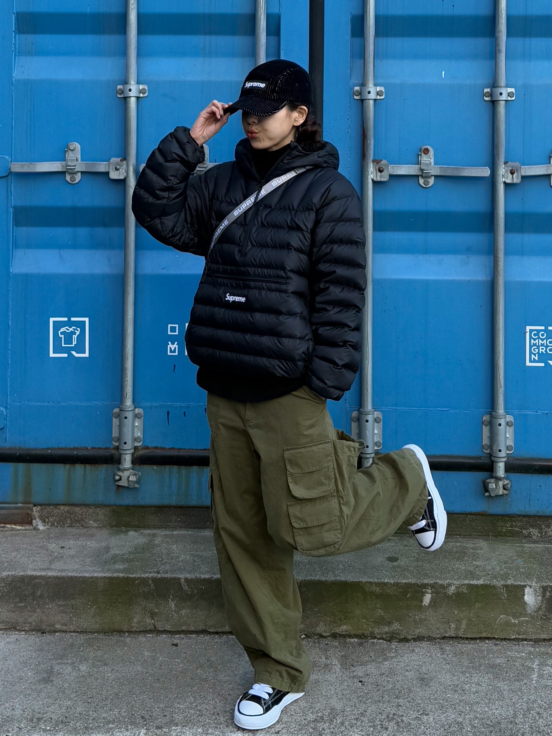 Supreme 2-Tone Corduroy Camp Cap Black - 23SS, Supreme Small Waist Bag Silver - 22FW 착용 스타일 - 3