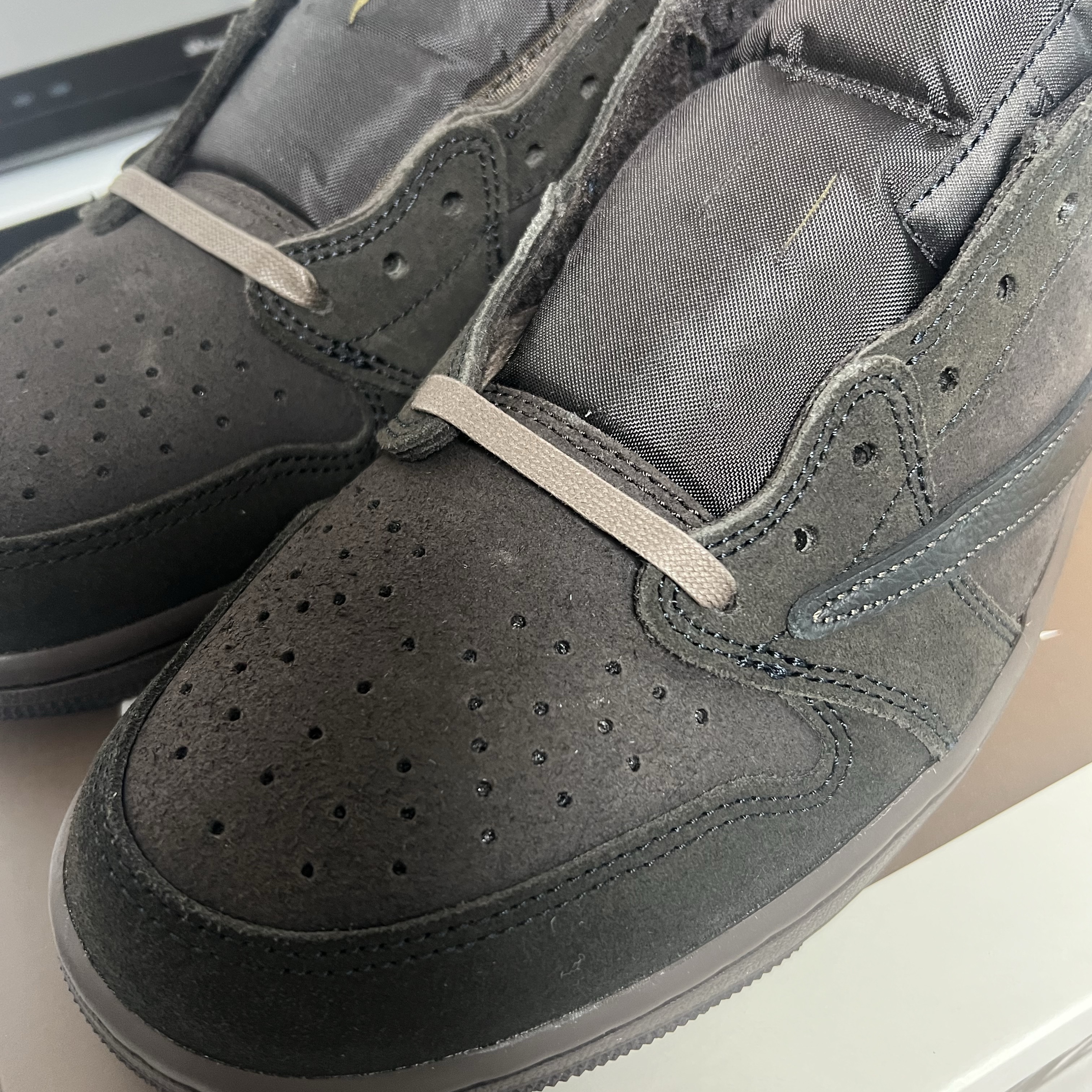 Jordan 1 x Travis Scott Retro Low OG SP Velvet Brown and Dark Mocha 착용 스타일 - 2