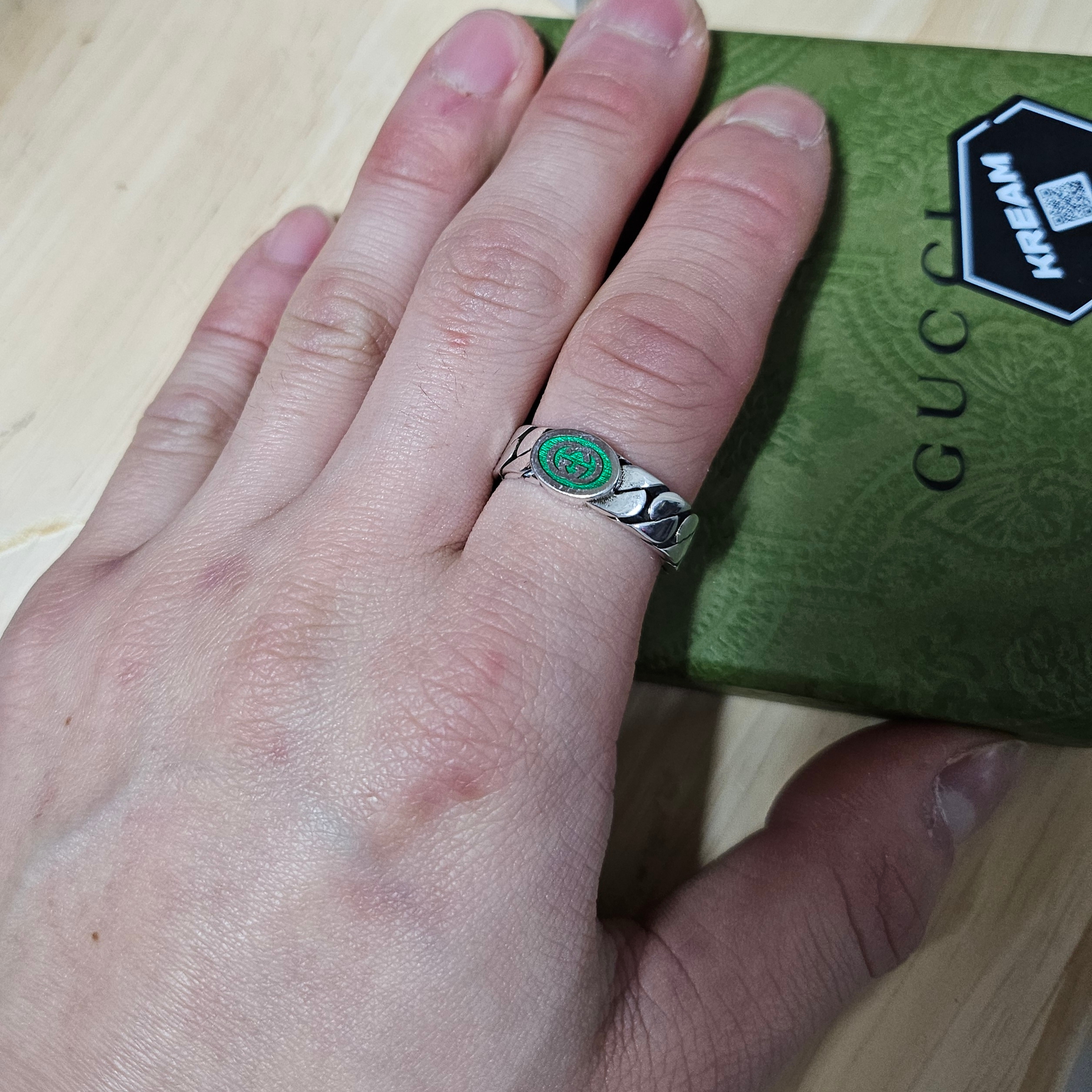Gucci Interlocking G Enamel Ring Silver 착용 스타일 - 1
