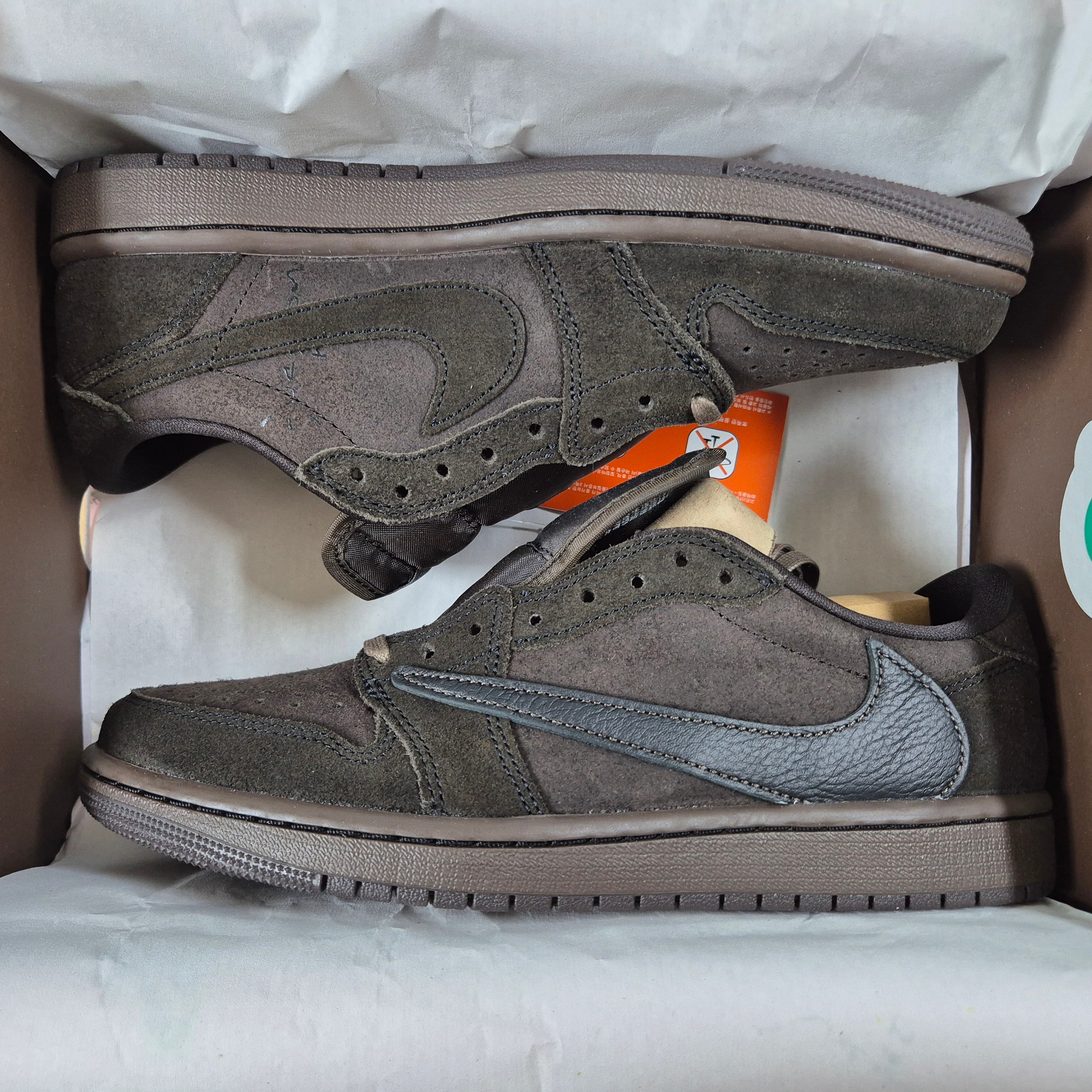 Jordan 1 x Travis Scott Retro Low OG SP Velvet Brown and Dark Mocha 착용 스타일 - 3
