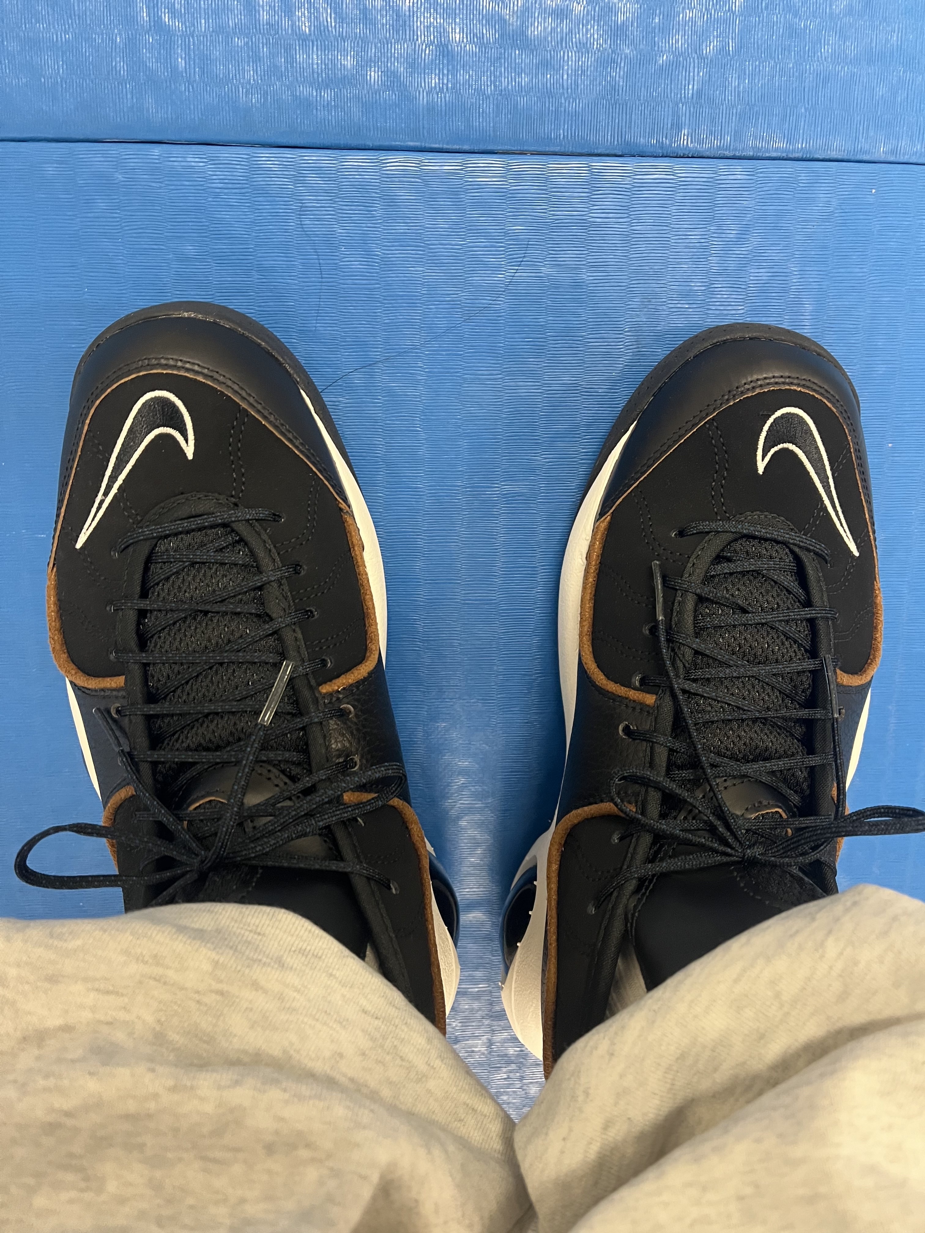 Nike Air Zoom Flight 95 Black and Valerian Blue 착용 스타일 - 3