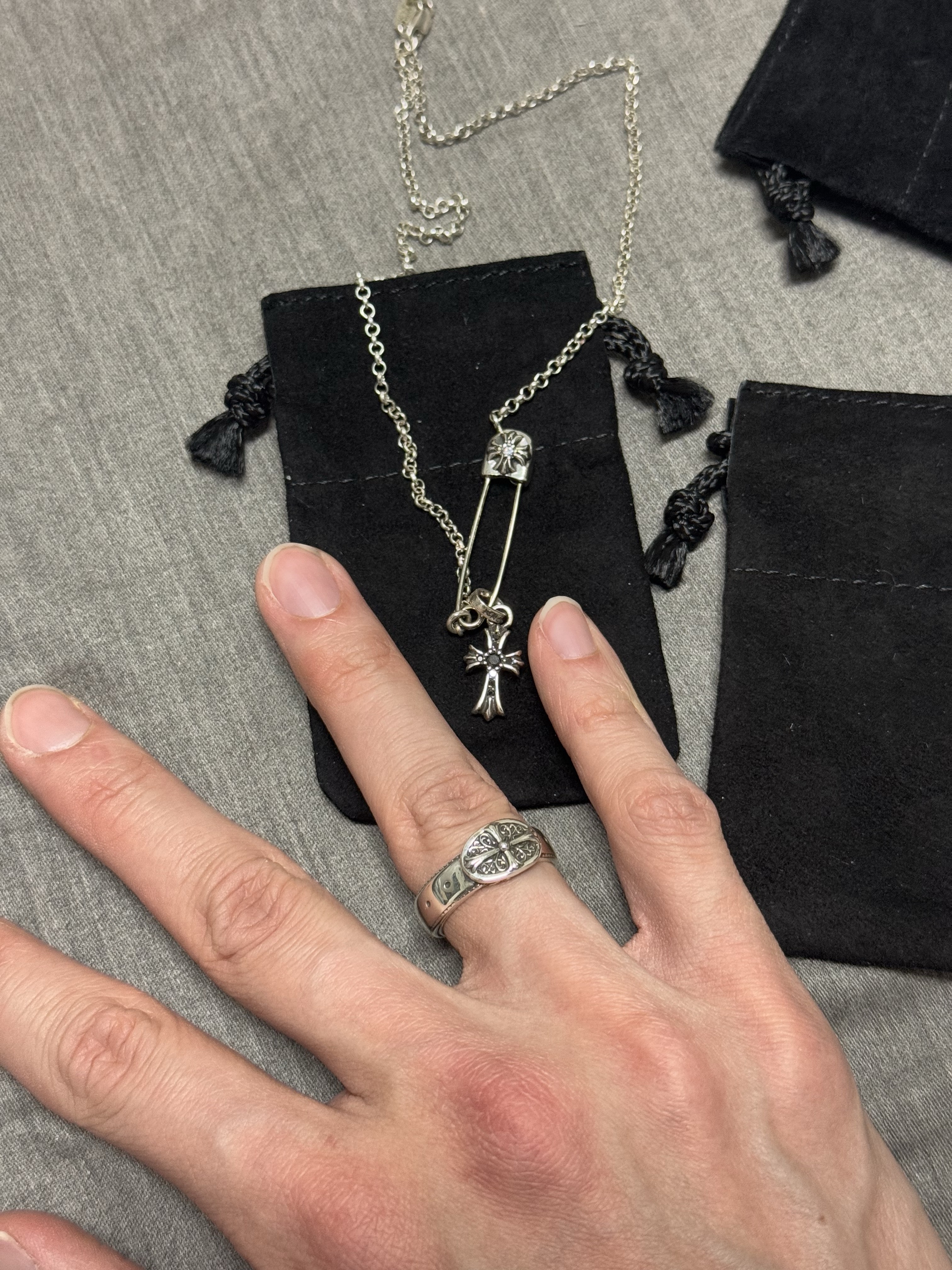 Hansroom Chrome Hearts Baby Fat Cross Charm Pave Dia 착용 스타일 - 1