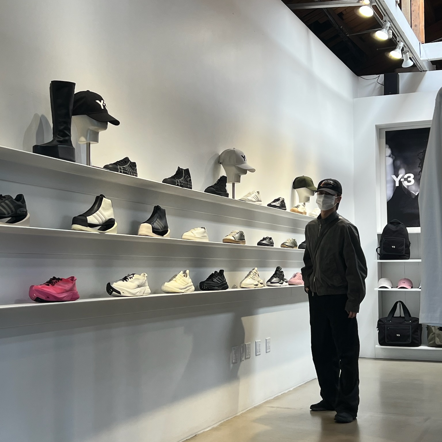 Y-3 Japan Triple Black 착용 스타일 - 1