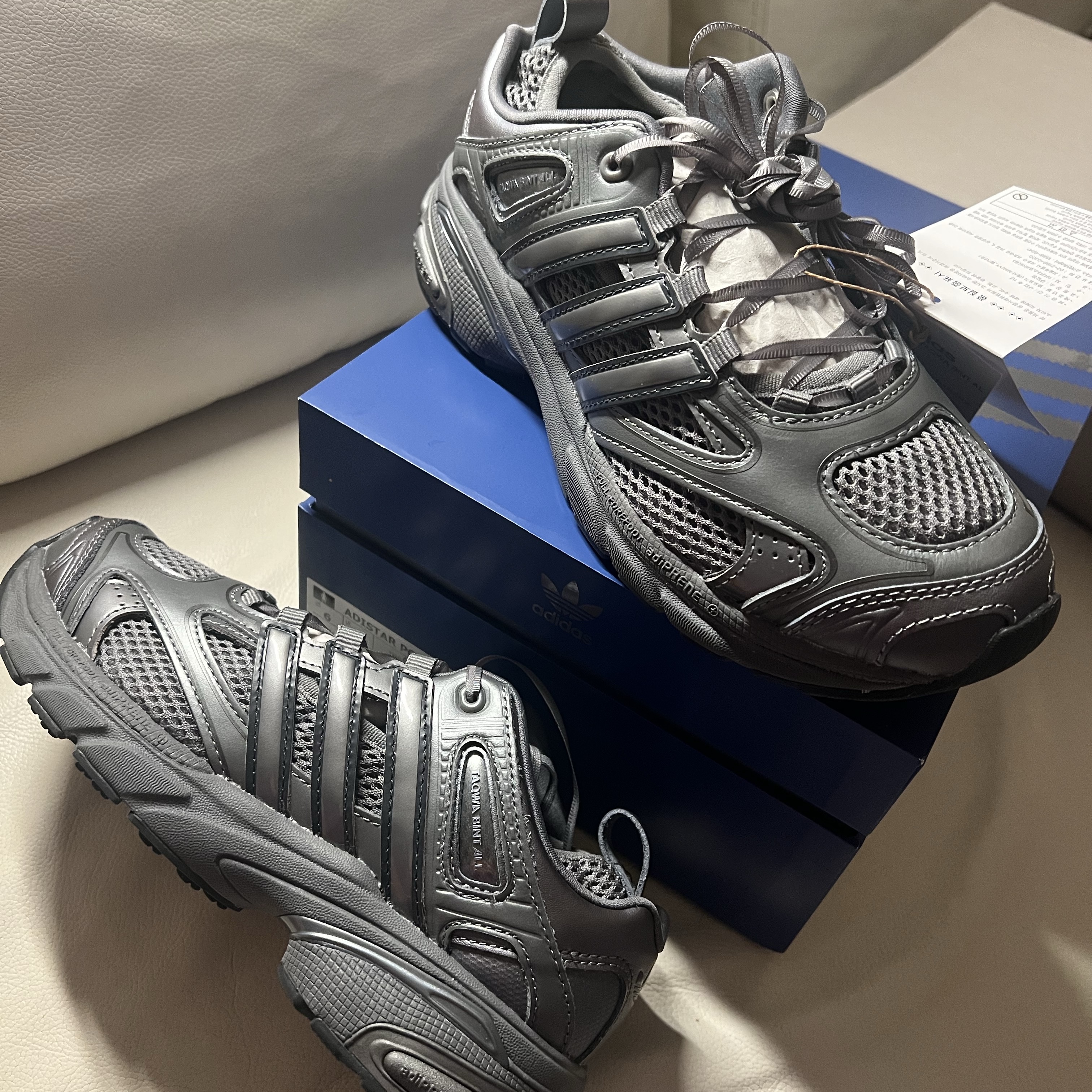 (W) Adidas x Taqwa Bint Ali Adistar Pose Iron Metallic 착용 스타일 - 3