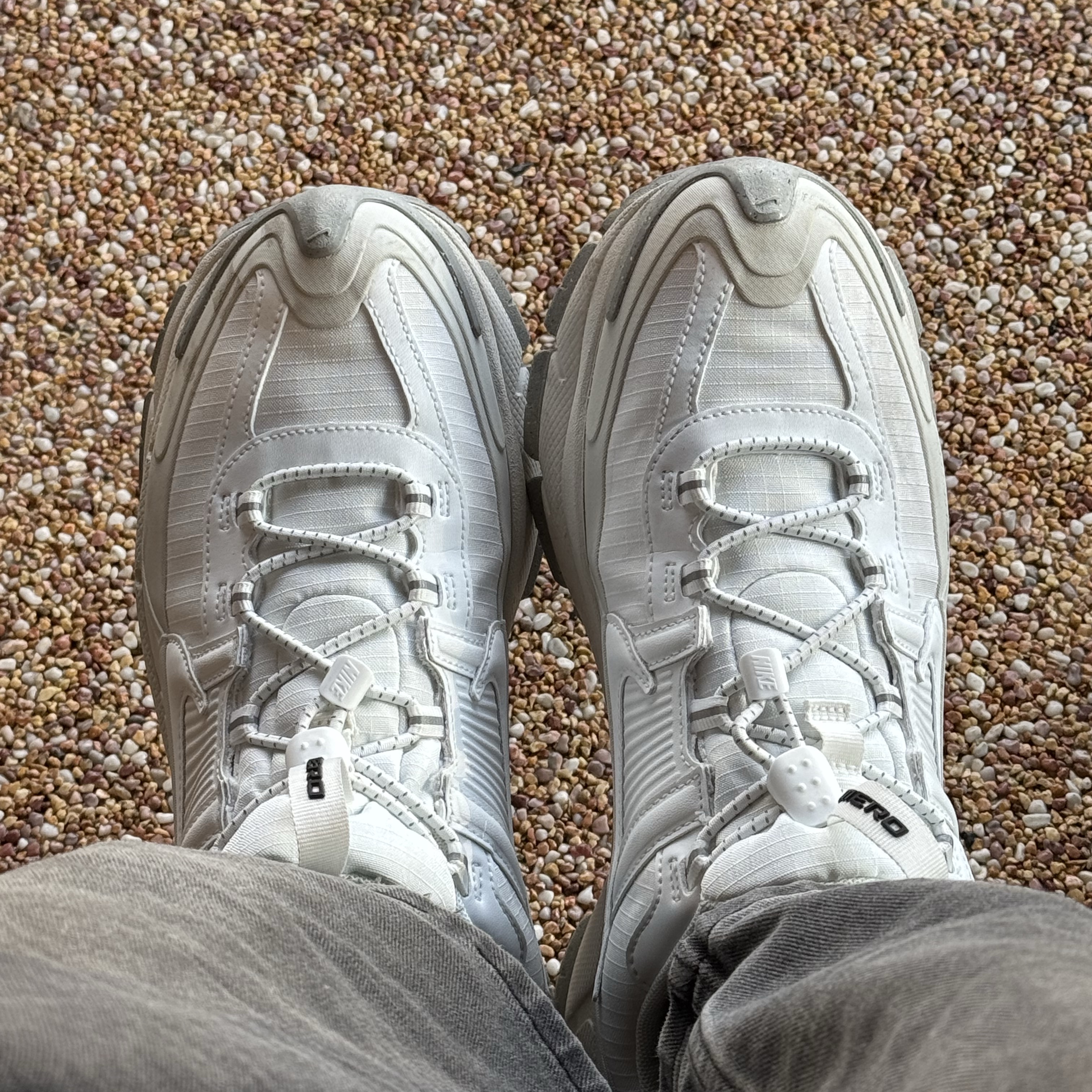 Nike Zoom Vomero Roam Summit White and Light Bone 착용 스타일