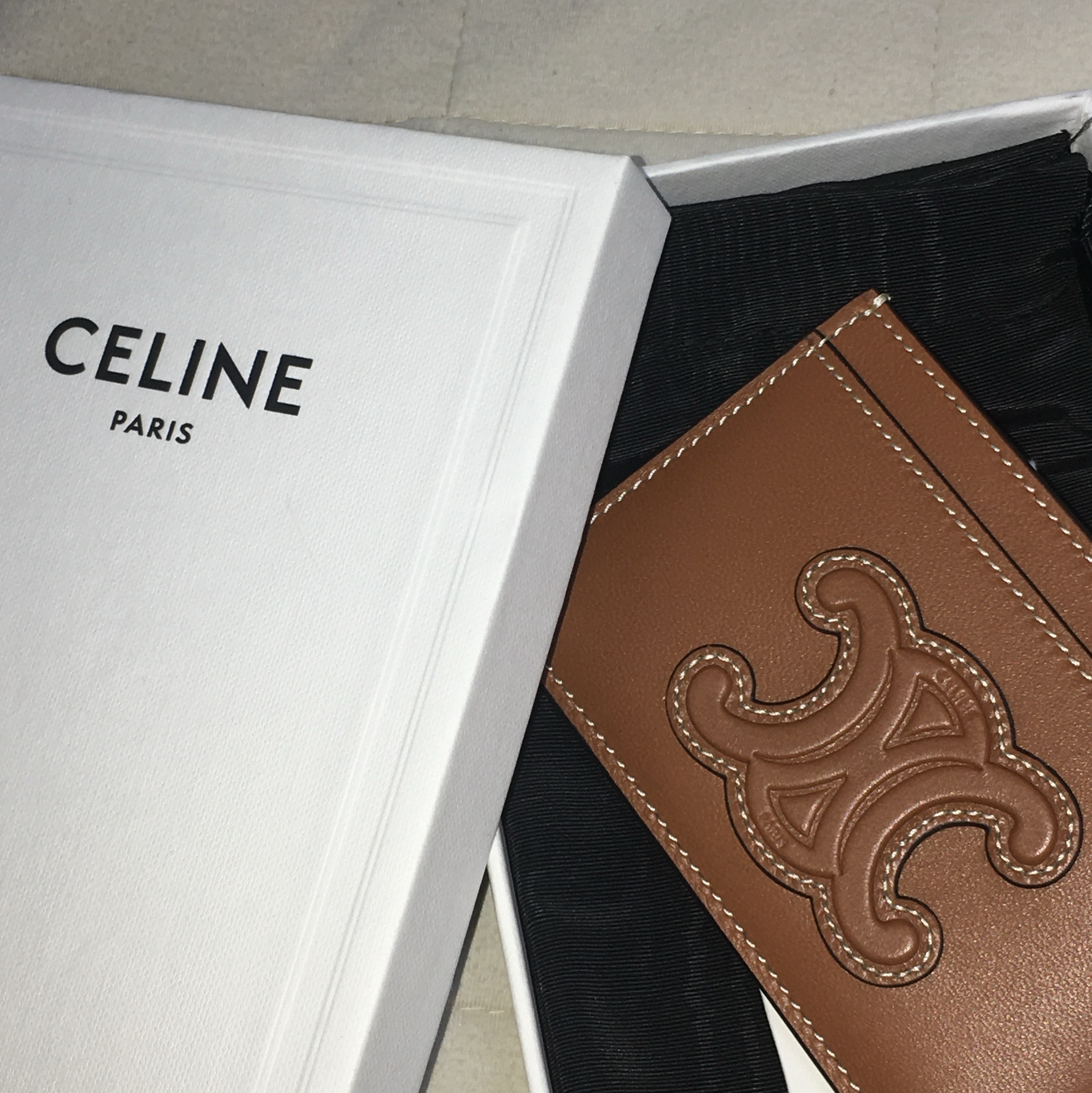 Celine Card Holder Cuir Triomphe in Smooth Lambskin Tan 착용 스타일