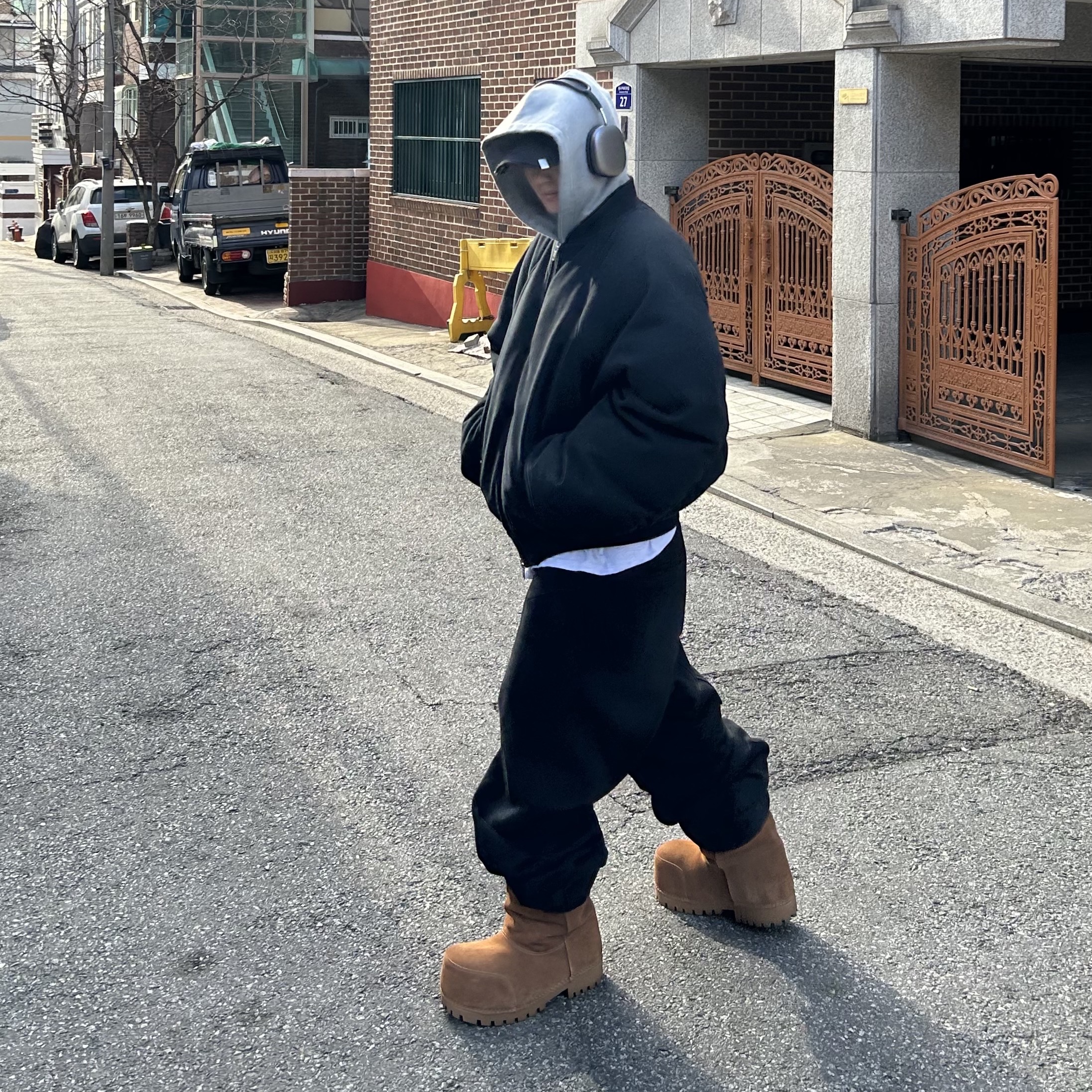 Farfromwhat Far Oversized Bomber Black, Farfromwhat Far Oversized Cargo Sweatpants Black 착용 스타일 - 2
