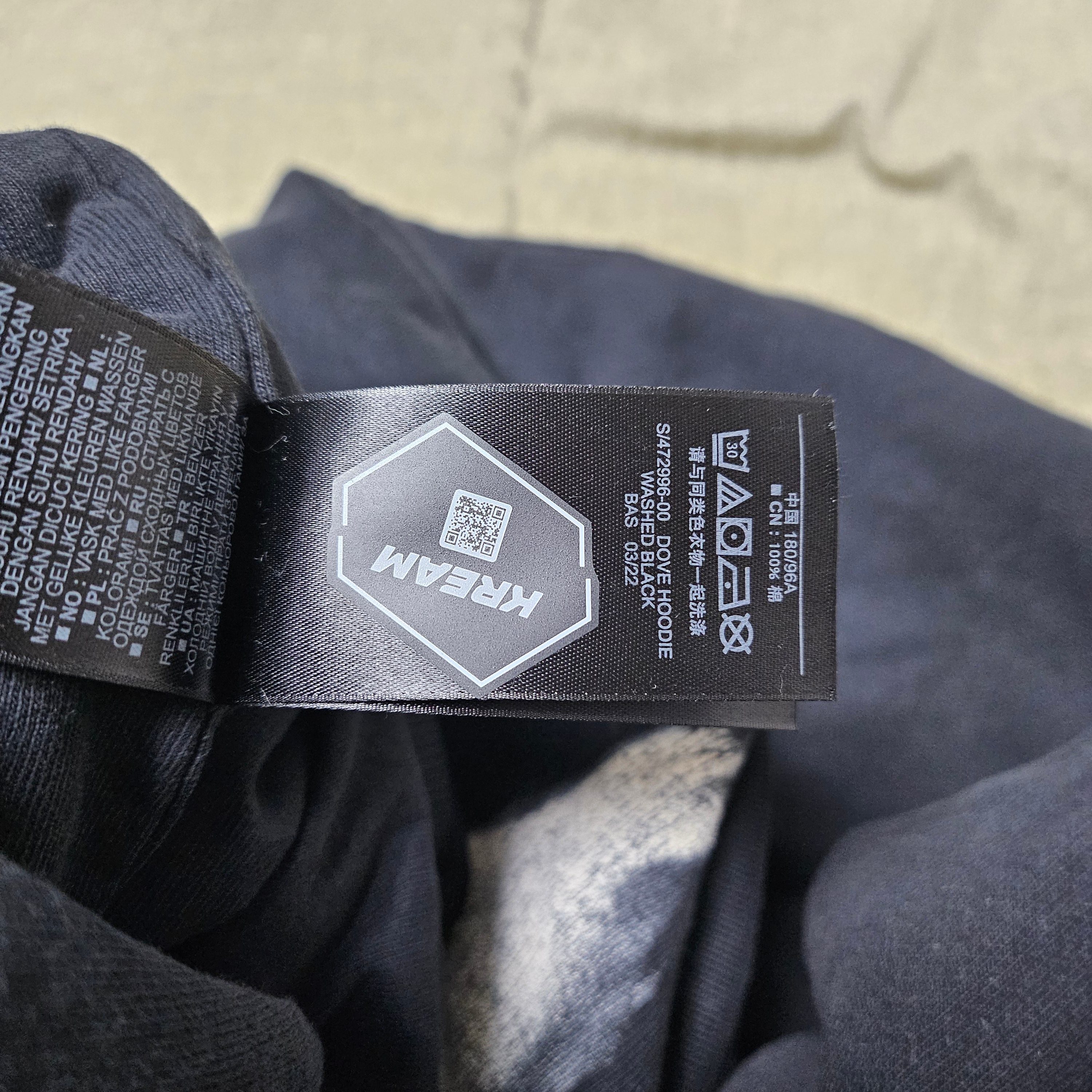 Yeezy Gap Engineered By Balenciaga Dove Hoodie Washed Black 착용 스타일 - 3