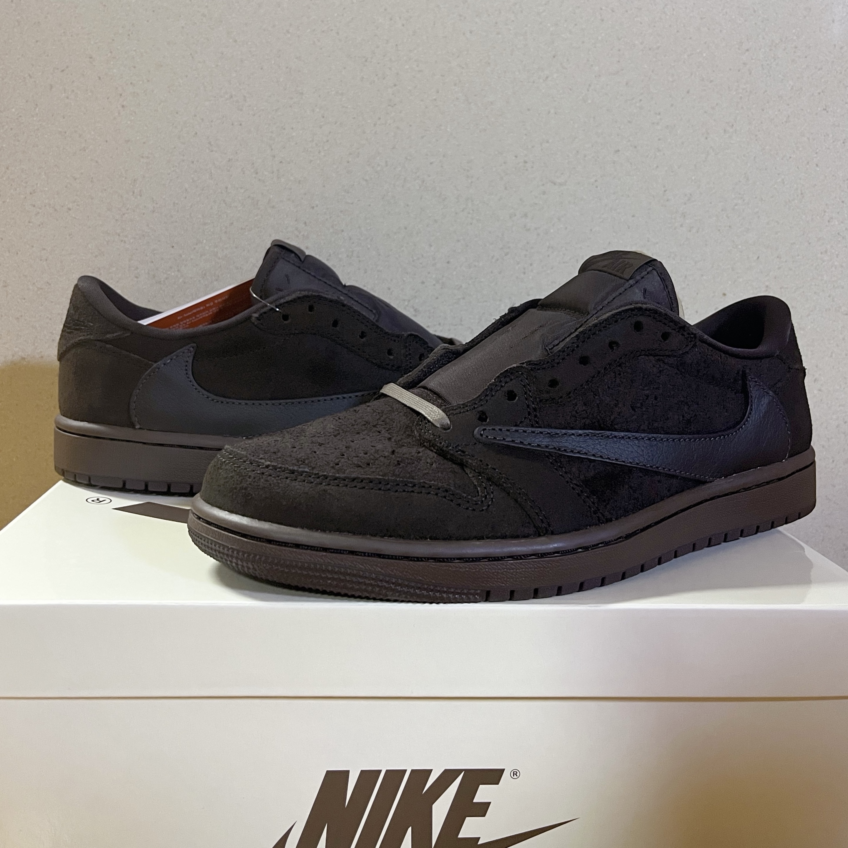 Jordan 1 x Travis Scott Retro Low OG SP Velvet Brown and Dark Mocha 착용 스타일