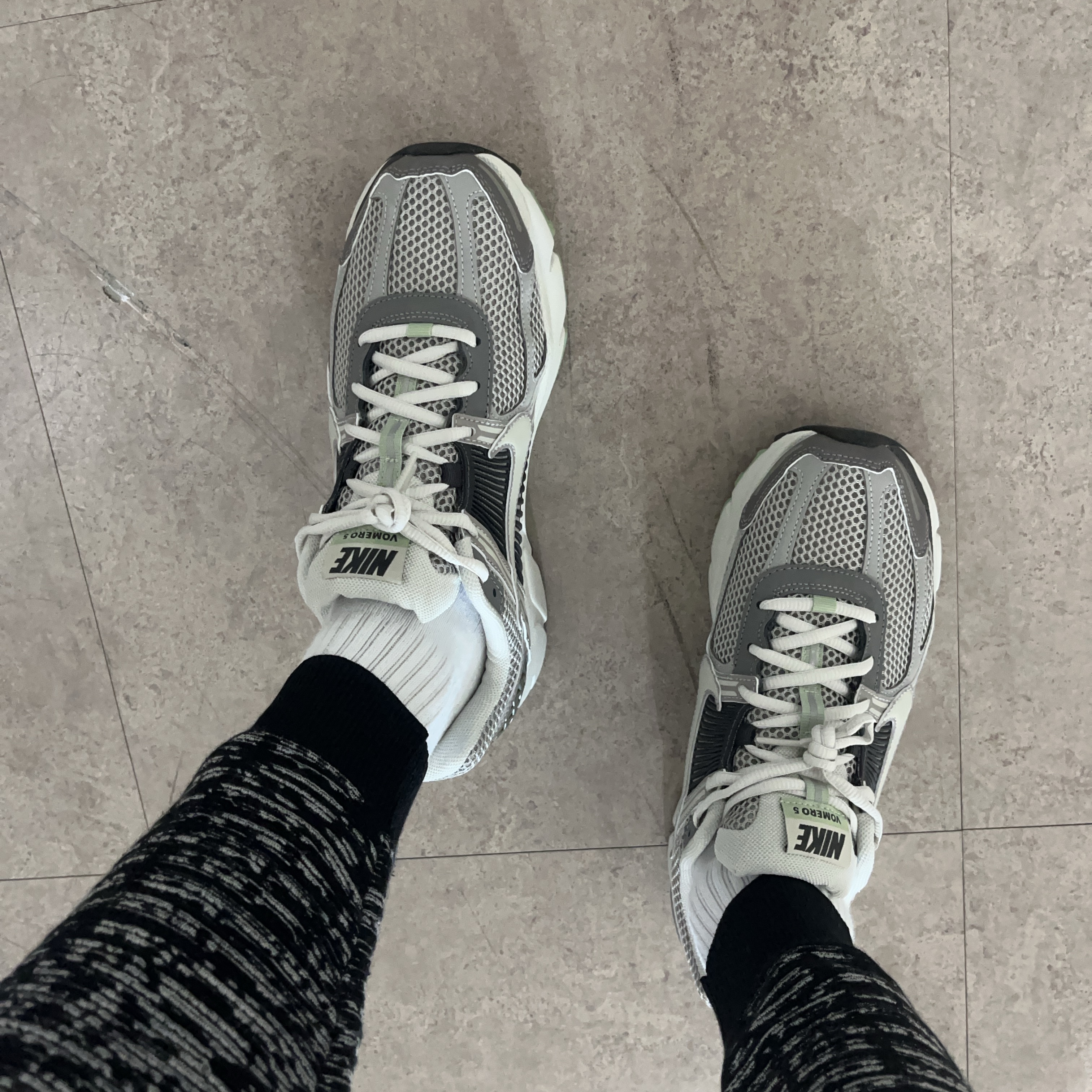 (W) Nike Zoom Vomero 5 Cobblestone and Flat Pewter 착용 스타일 - 3