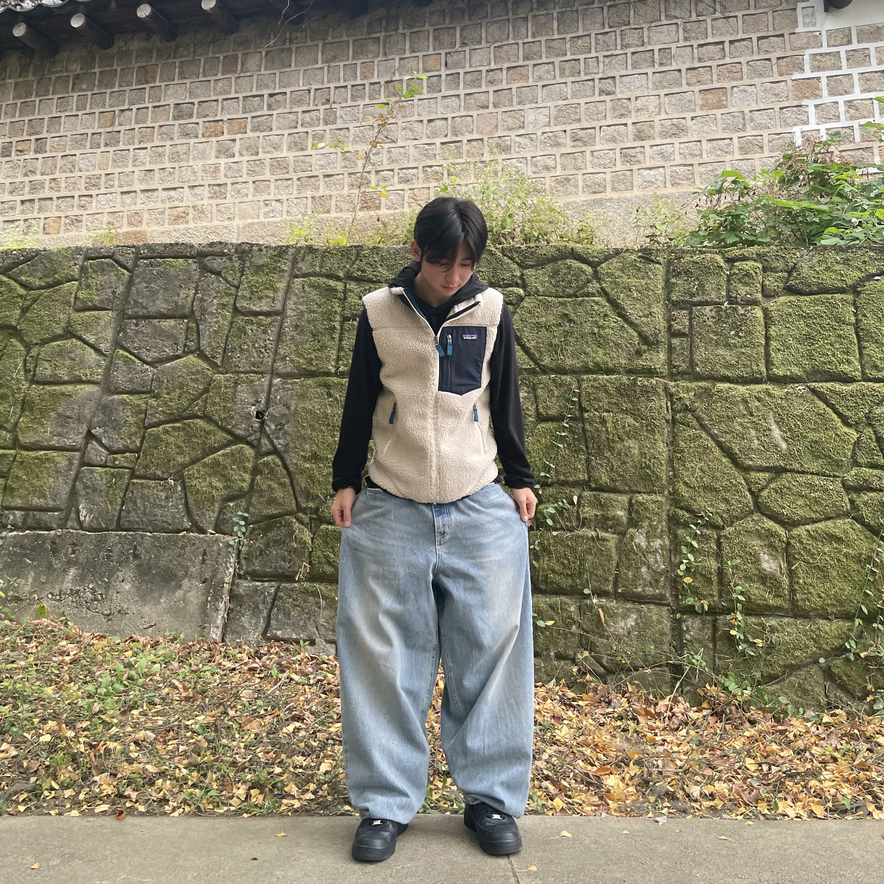 Nike Air Force 1 '07 Low Triple Black, Patagonia Classic Retro-X Vest Natural 착용 스타일