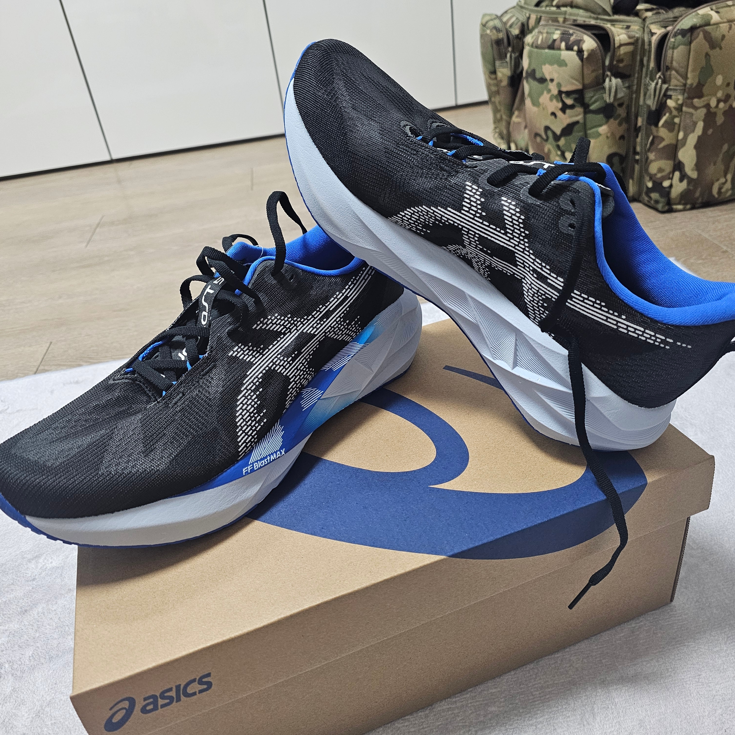 Asics Novablast 5 Black White 착용 스타일