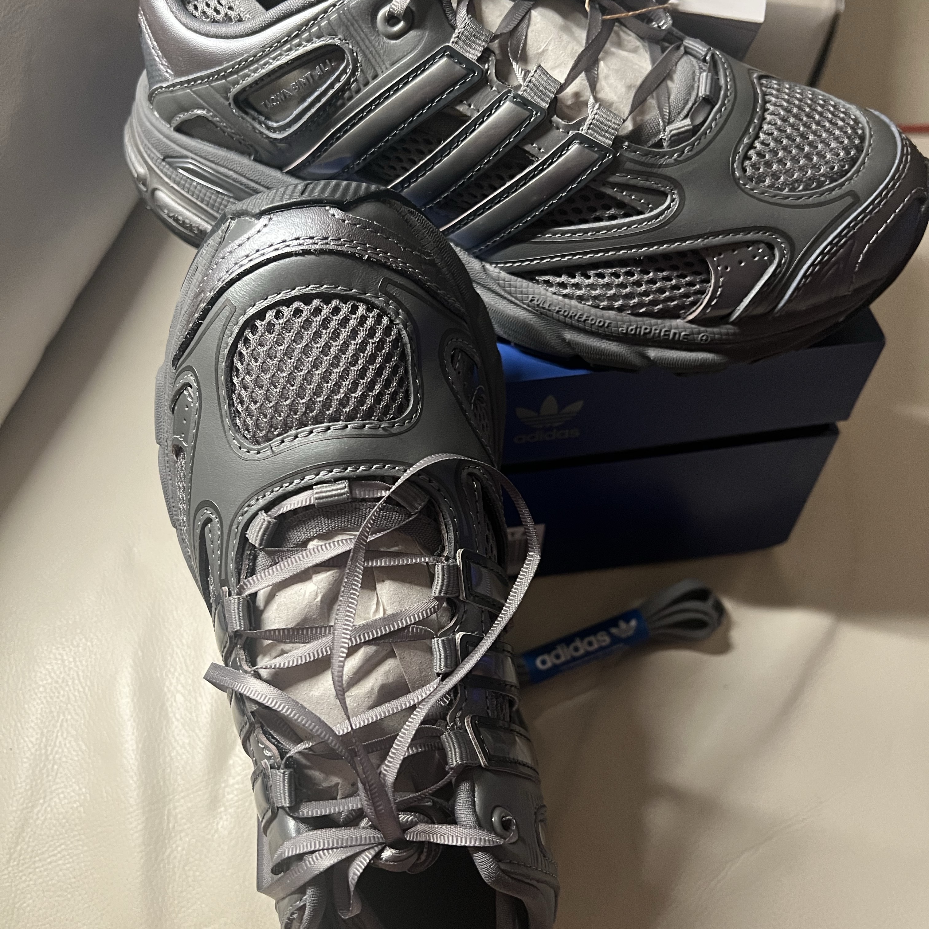 (W) Adidas x Taqwa Bint Ali Adistar Pose Iron Metallic 착용 스타일 - 6