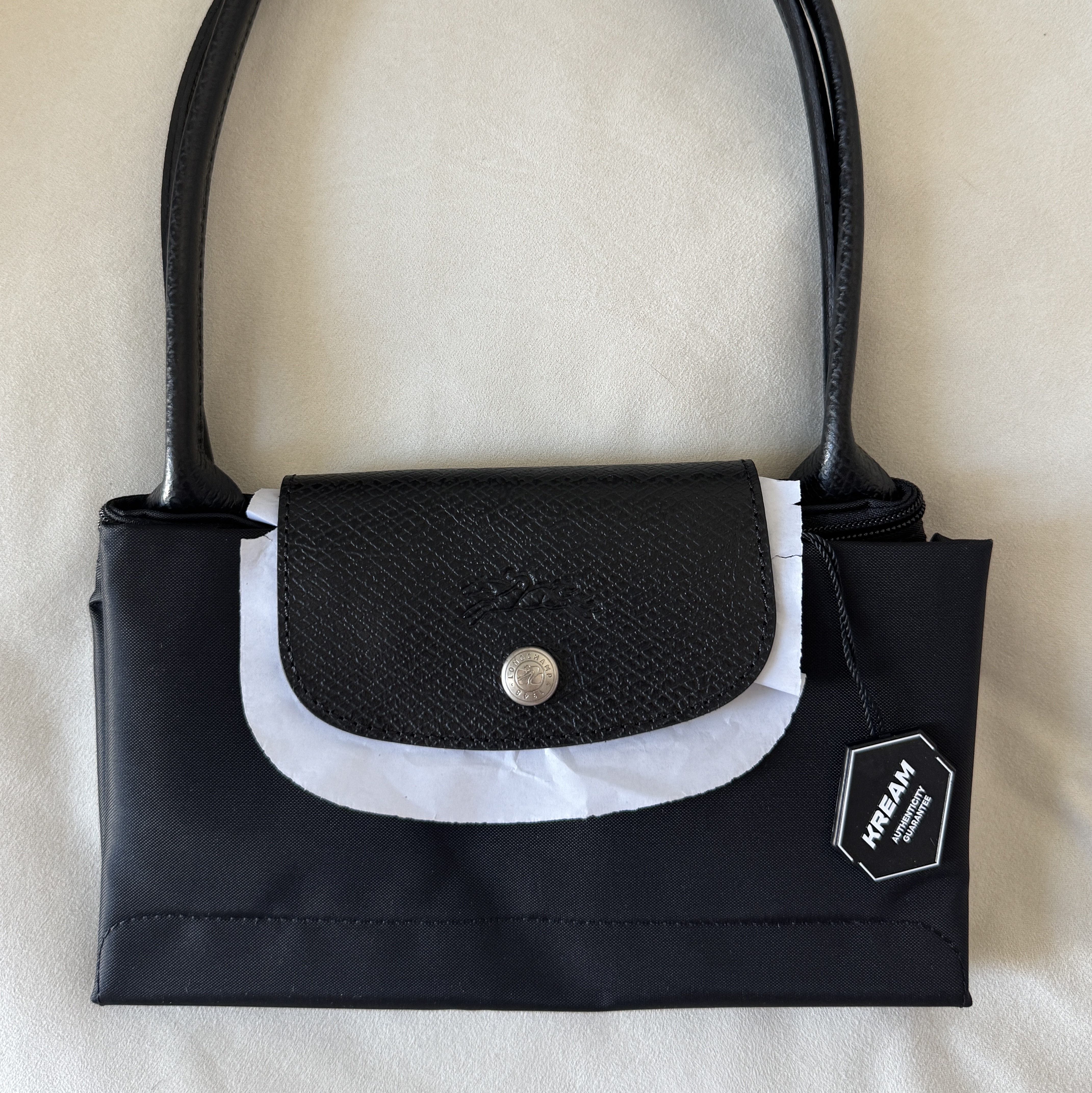 Longchamp Le Pliage Green Tote Bag M Black 착용 스타일