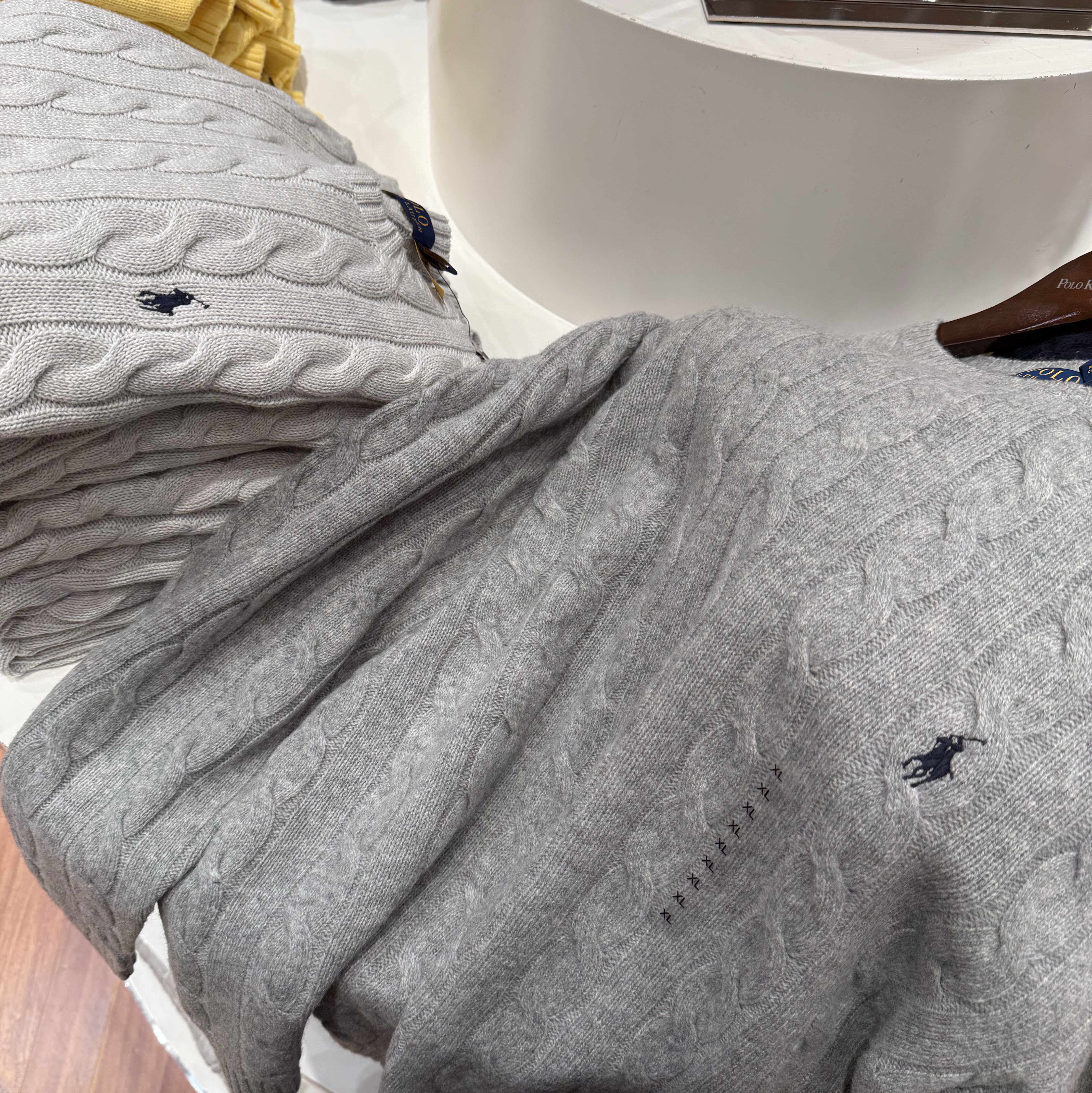 [20% 적립] Polo Ralph Lauren Cable Knit Cotton Sweater Grey 착용 스타일
