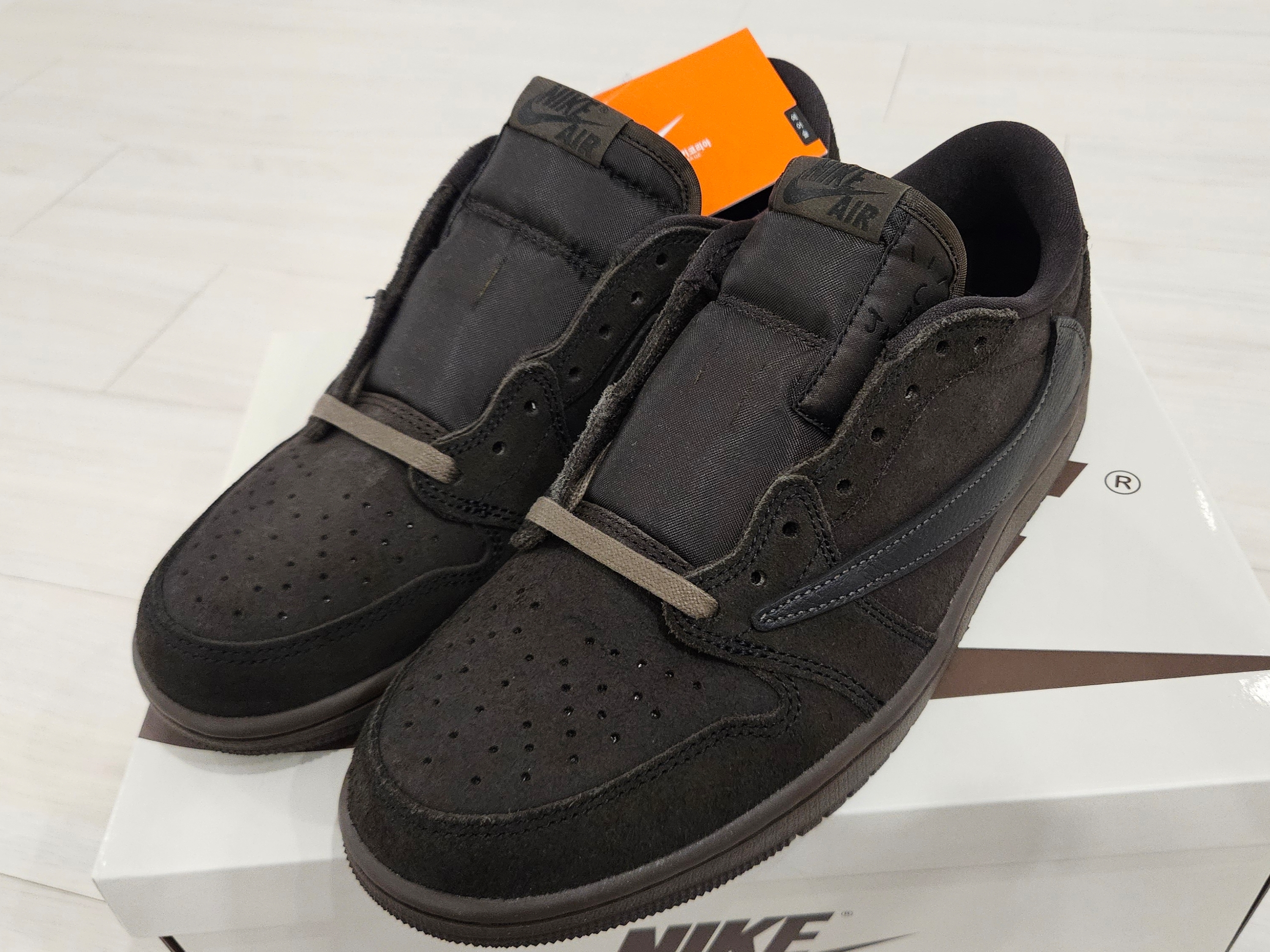Jordan 1 x Travis Scott Retro Low OG SP Velvet Brown and Dark Mocha 착용 스타일