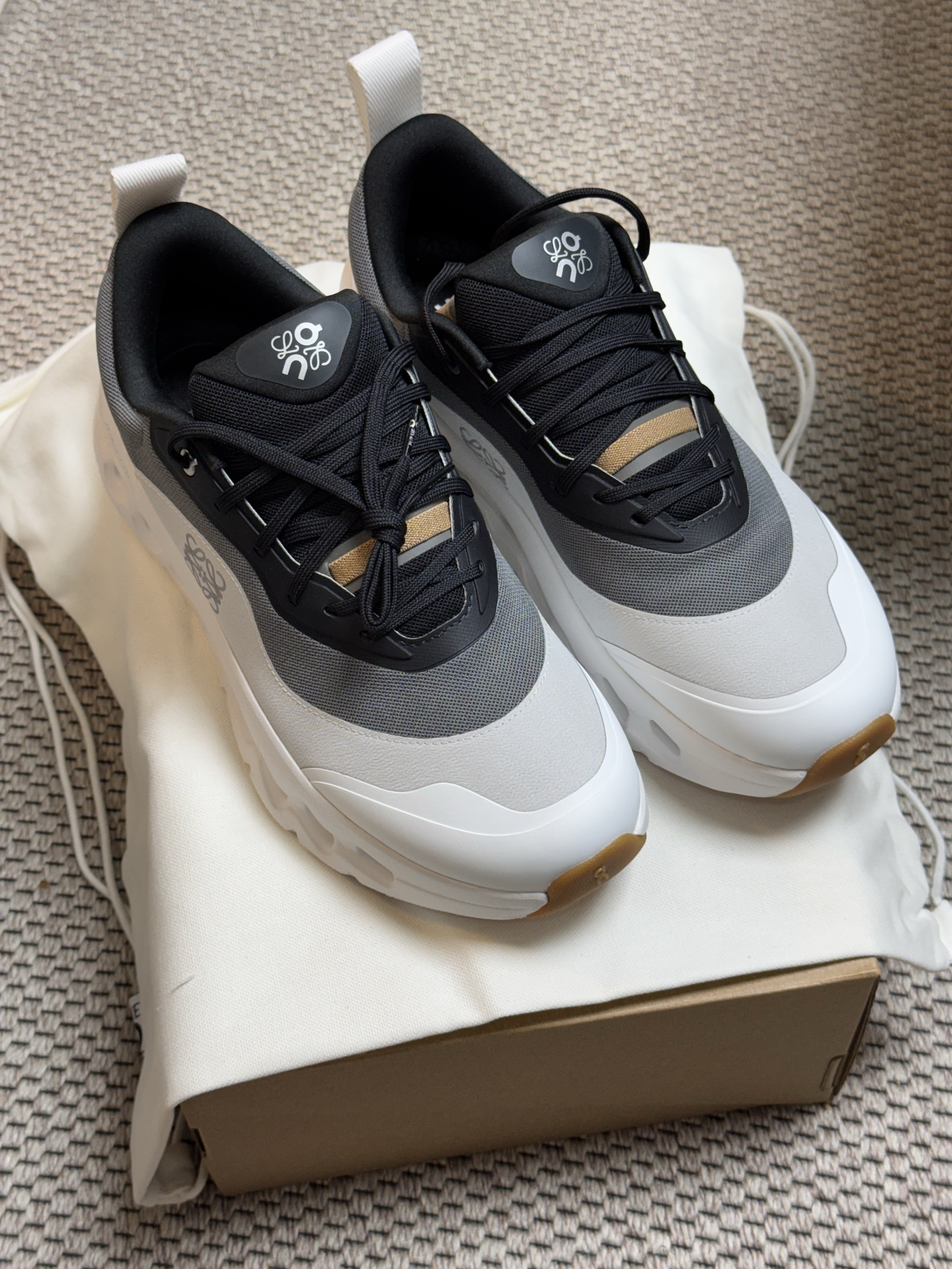 Loewe x On Running Cloudtilt 2.0 Black White Gum 착용 스타일 - 1