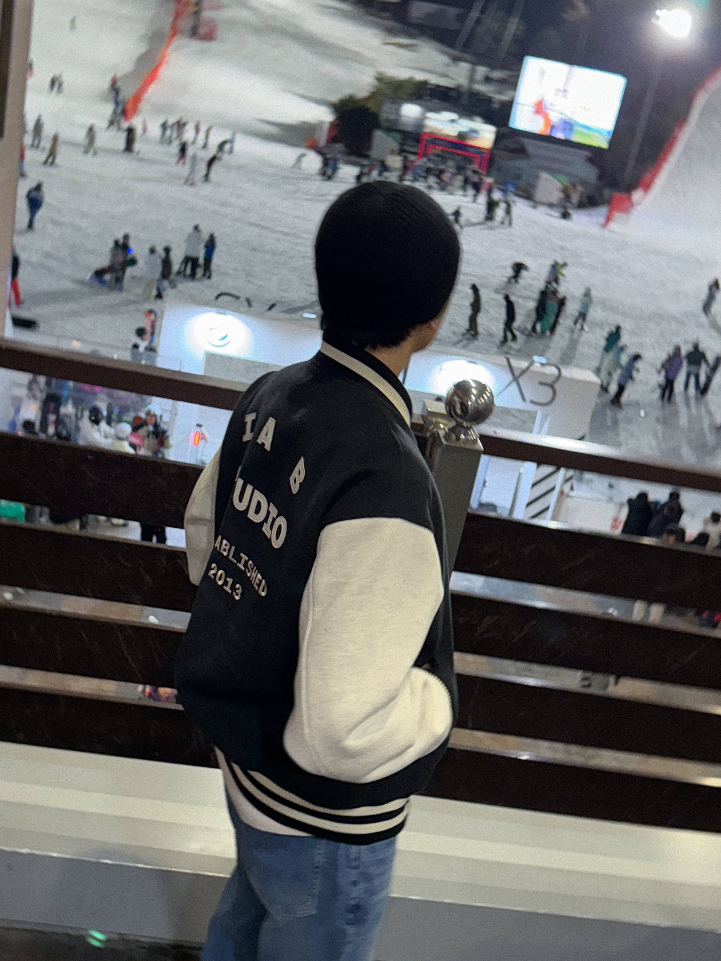(W) Celine Triomphe Cloche Hat in Seamless Cashmere Black, IAB Studio Stadium Jacket Black Ivory 착용 스타일 - 5