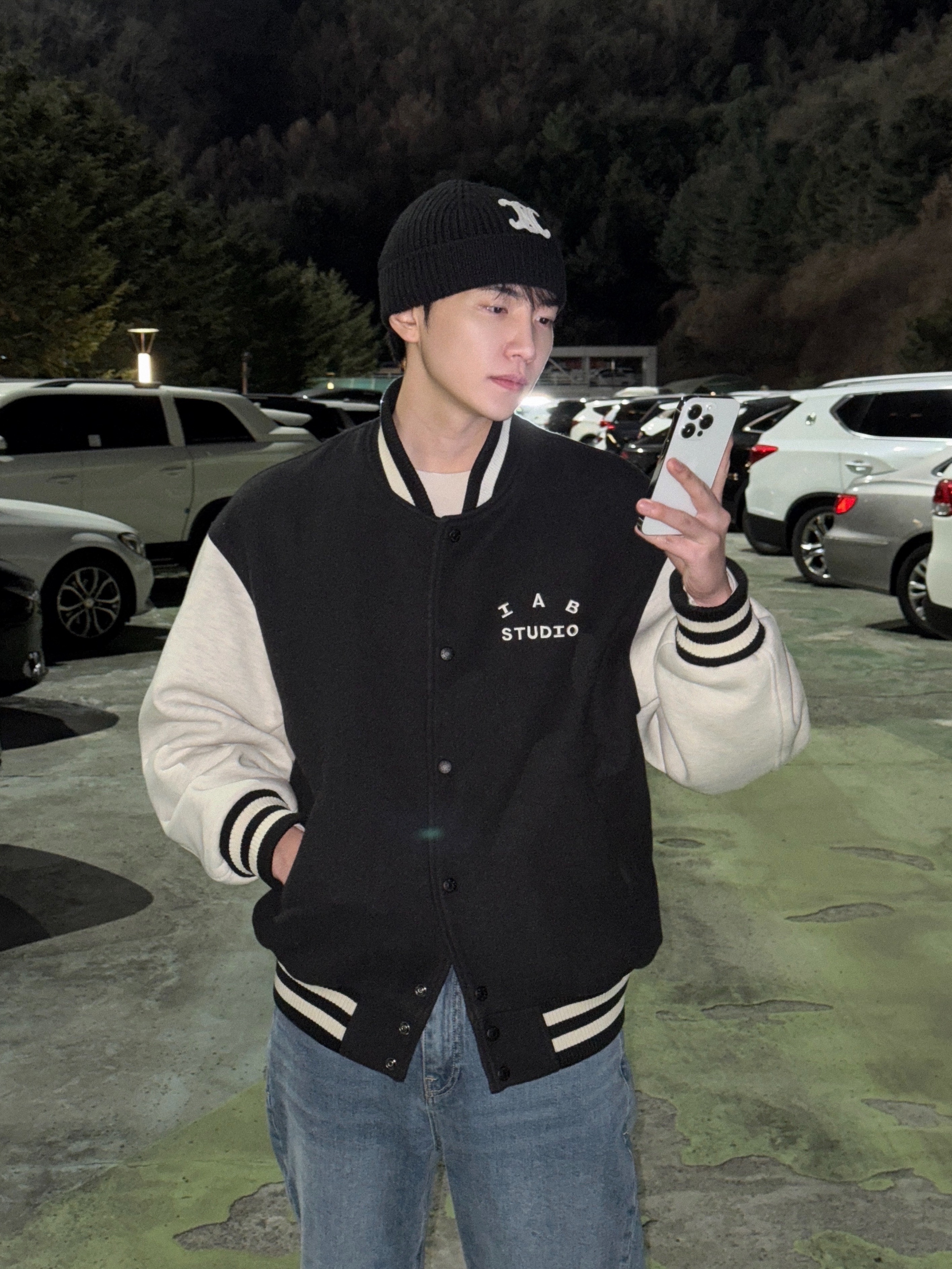 (W) Celine Triomphe Cloche Hat in Seamless Cashmere Black, IAB Studio Stadium Jacket Black Ivory 착용 스타일 - 1