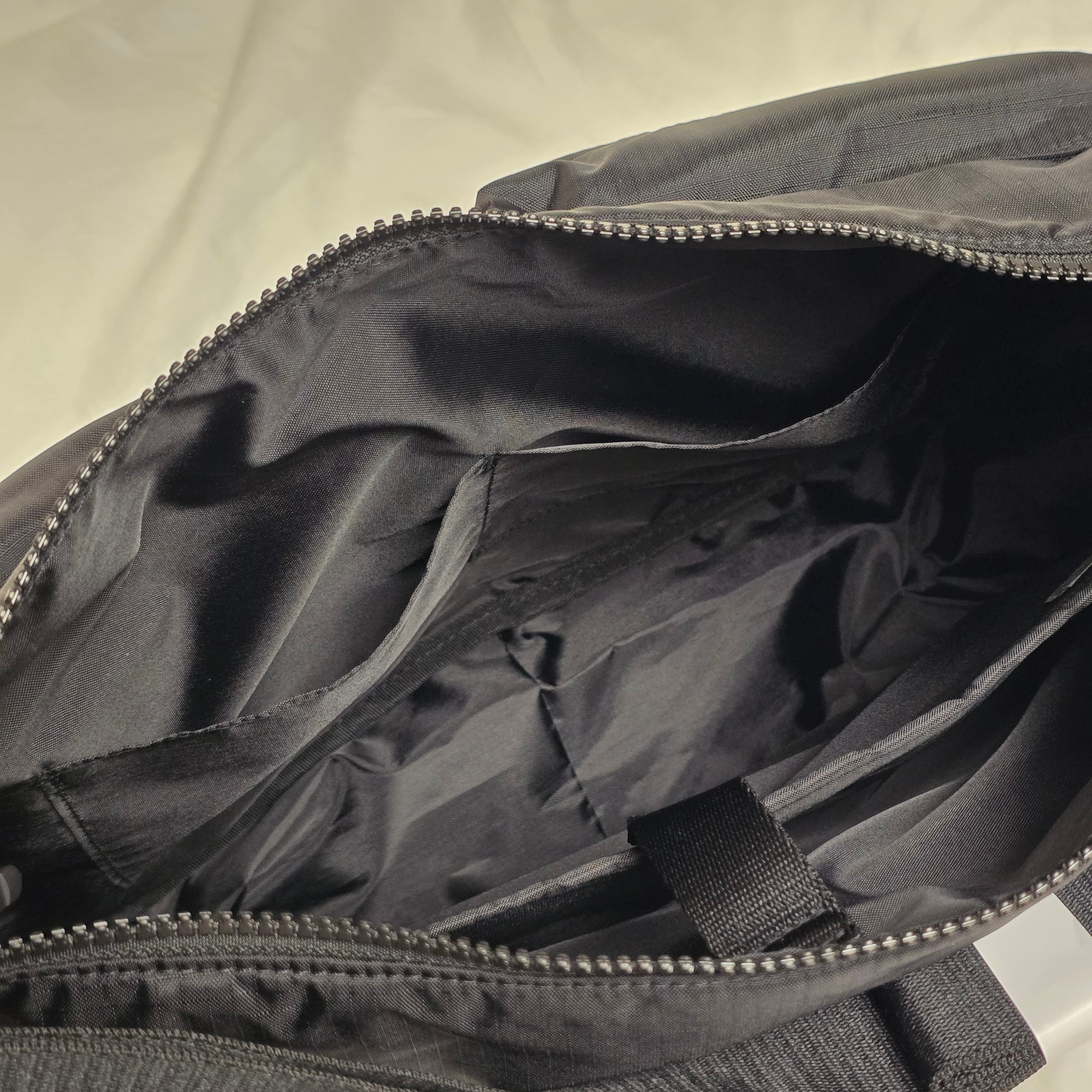 Uniqlo Multi Pocket Shoulder Bag Black 착용 스타일 - 2