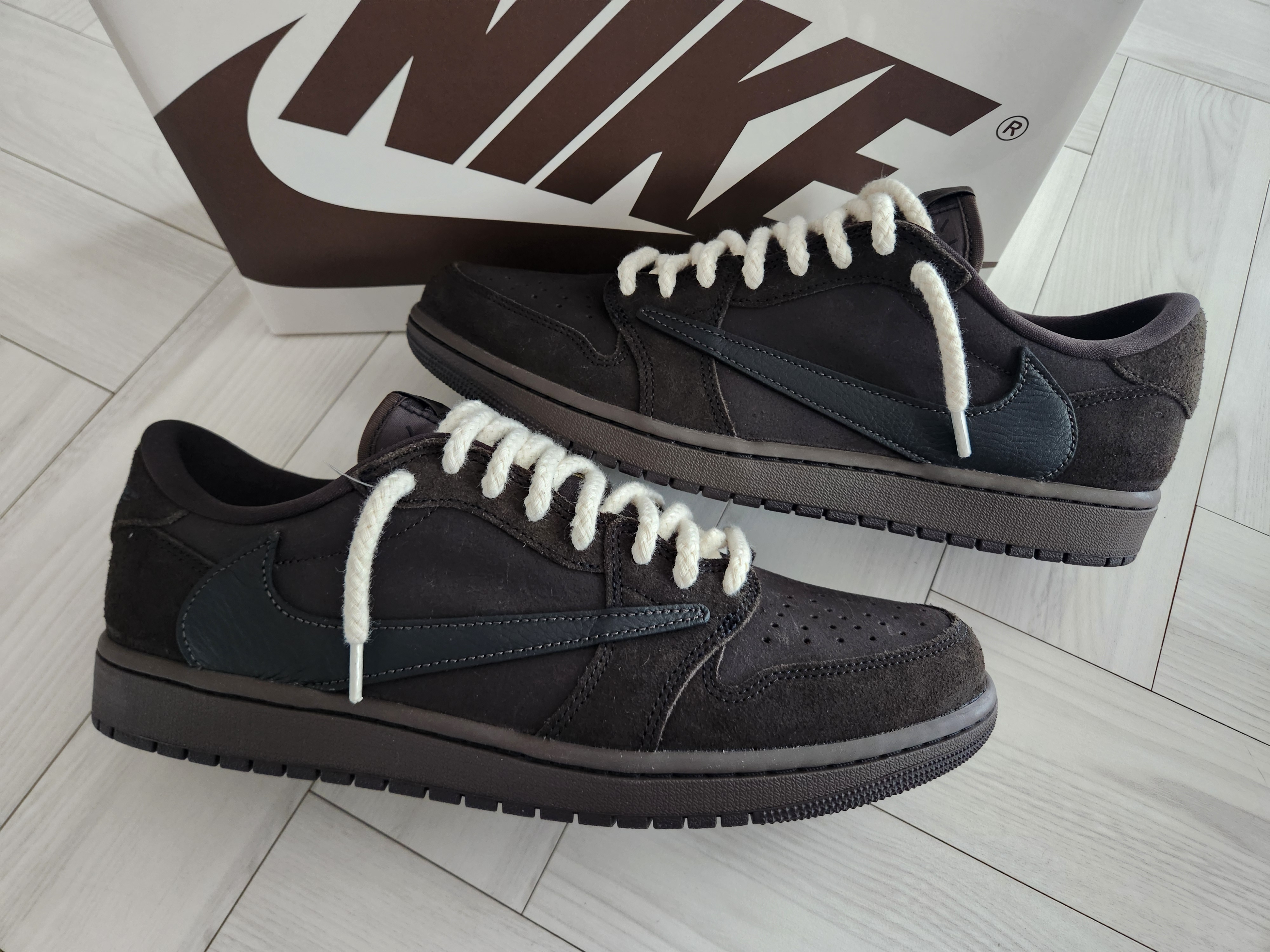 Jordan 1 x Travis Scott Retro Low OG SP Velvet Brown and Dark Mocha 착용 스타일 - 6