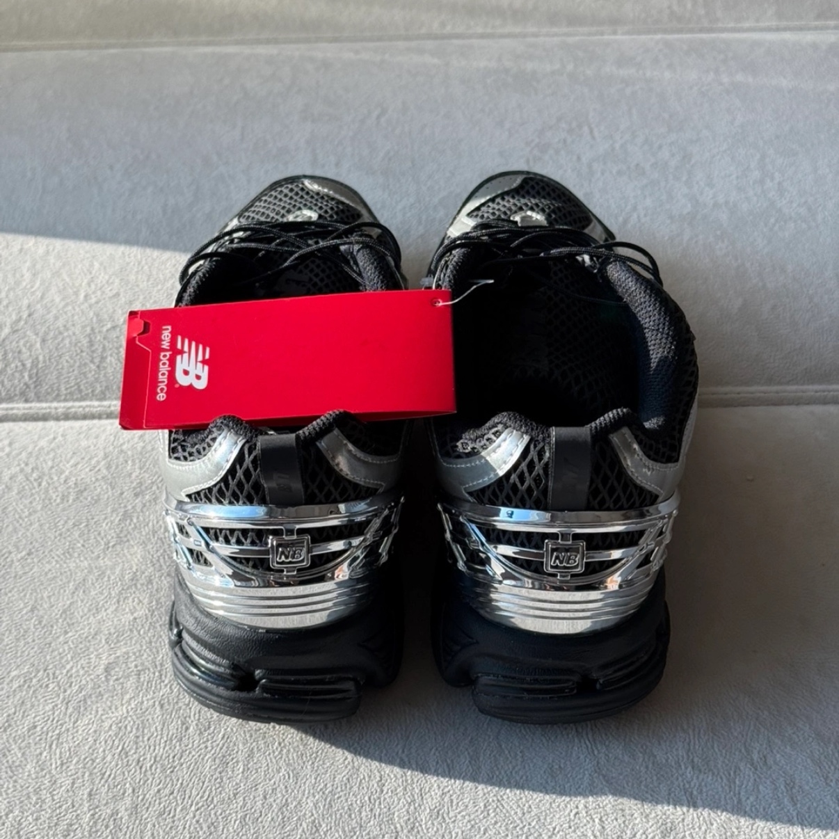 New Balance x The Basement 1906R Silver Metallic Black 착용 스타일 - 4