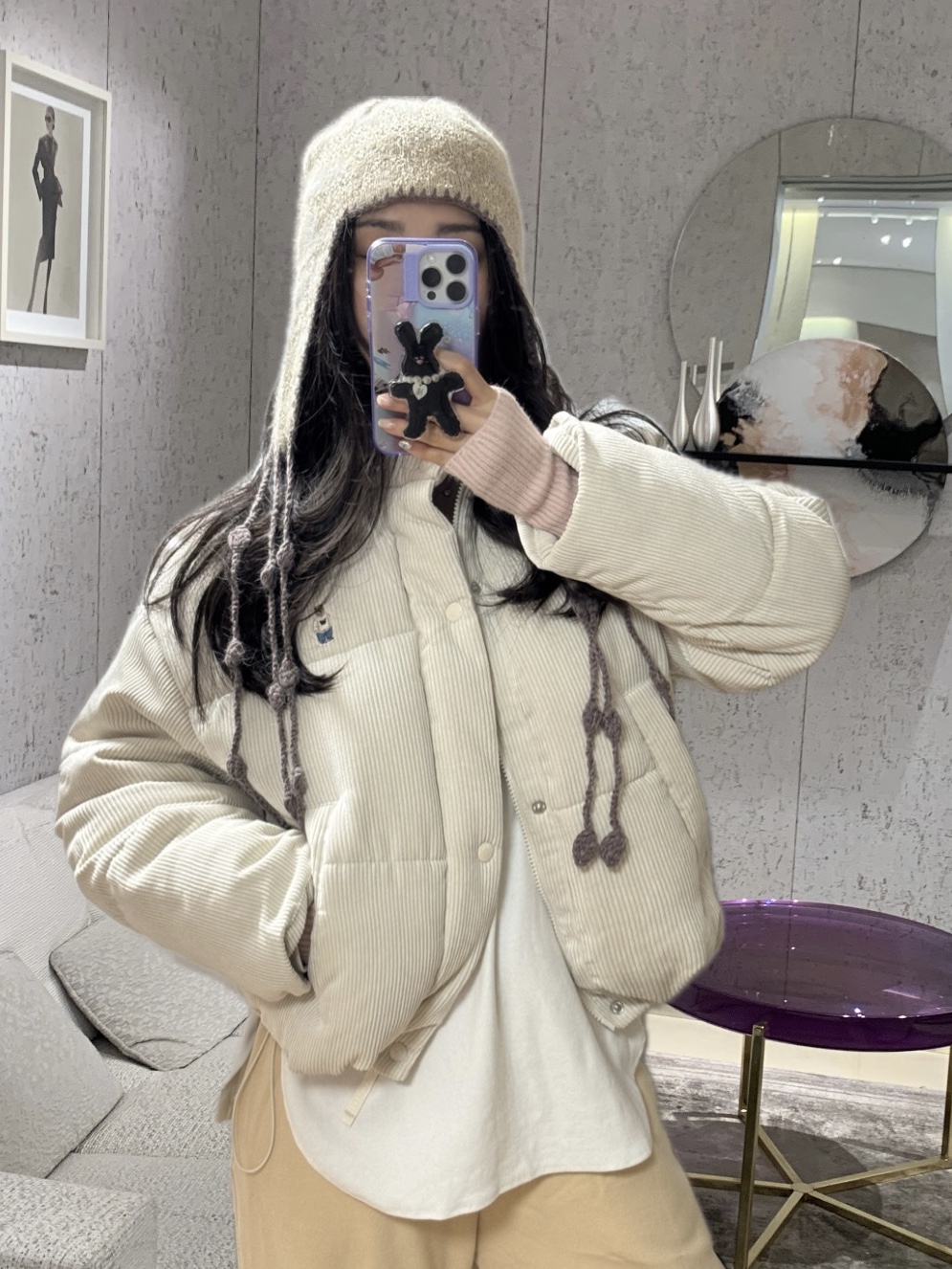 (W) UGG Classic Ultra Mini Platform Boots Chestnut, Margesherwood Wood Baby Keyring White 착용 스타일 - 1