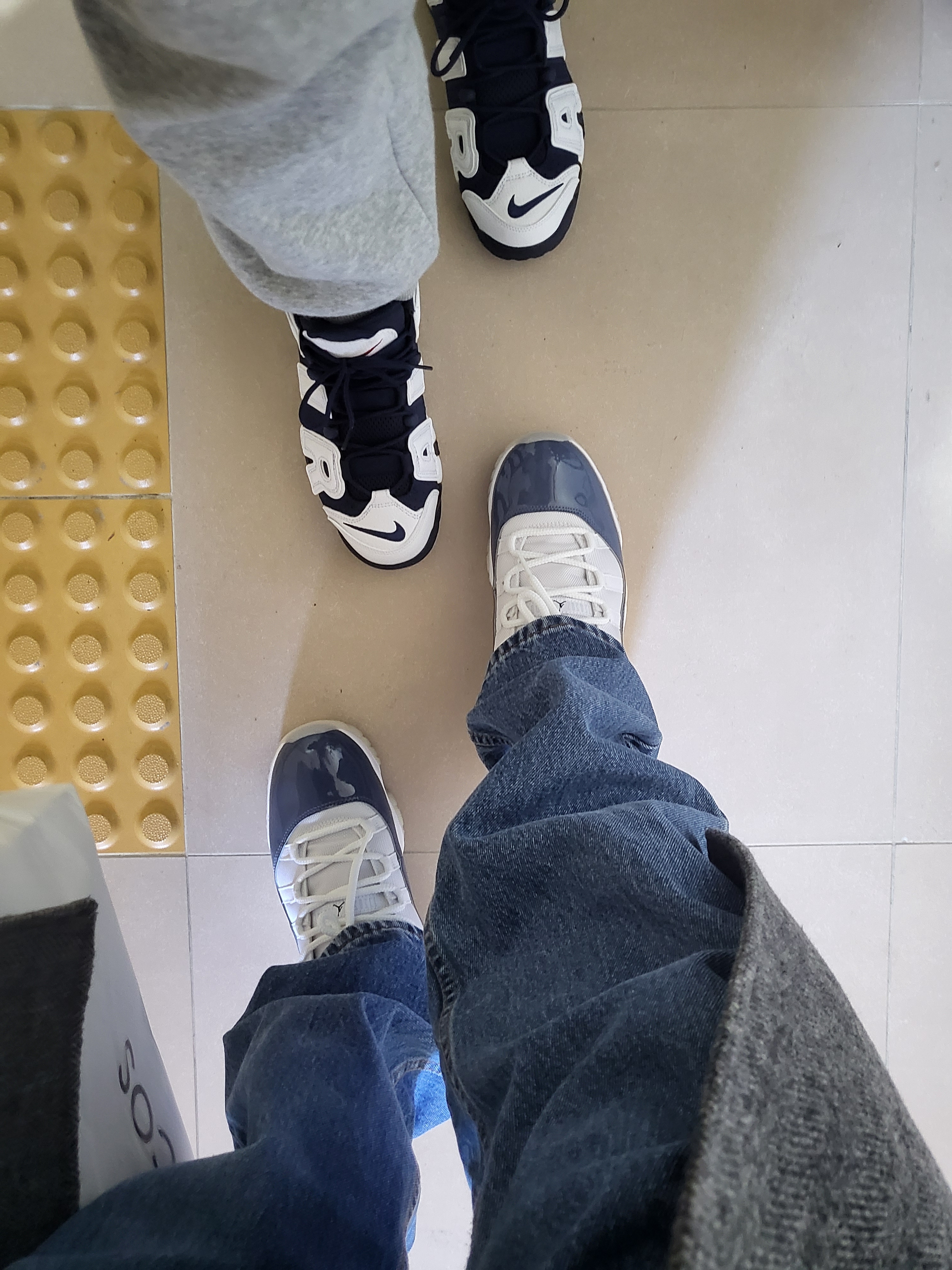 Jordan 11 Retro Low Diffused Blue, Nike Air More Uptempo 96 White Midnight Navy 착용 스타일