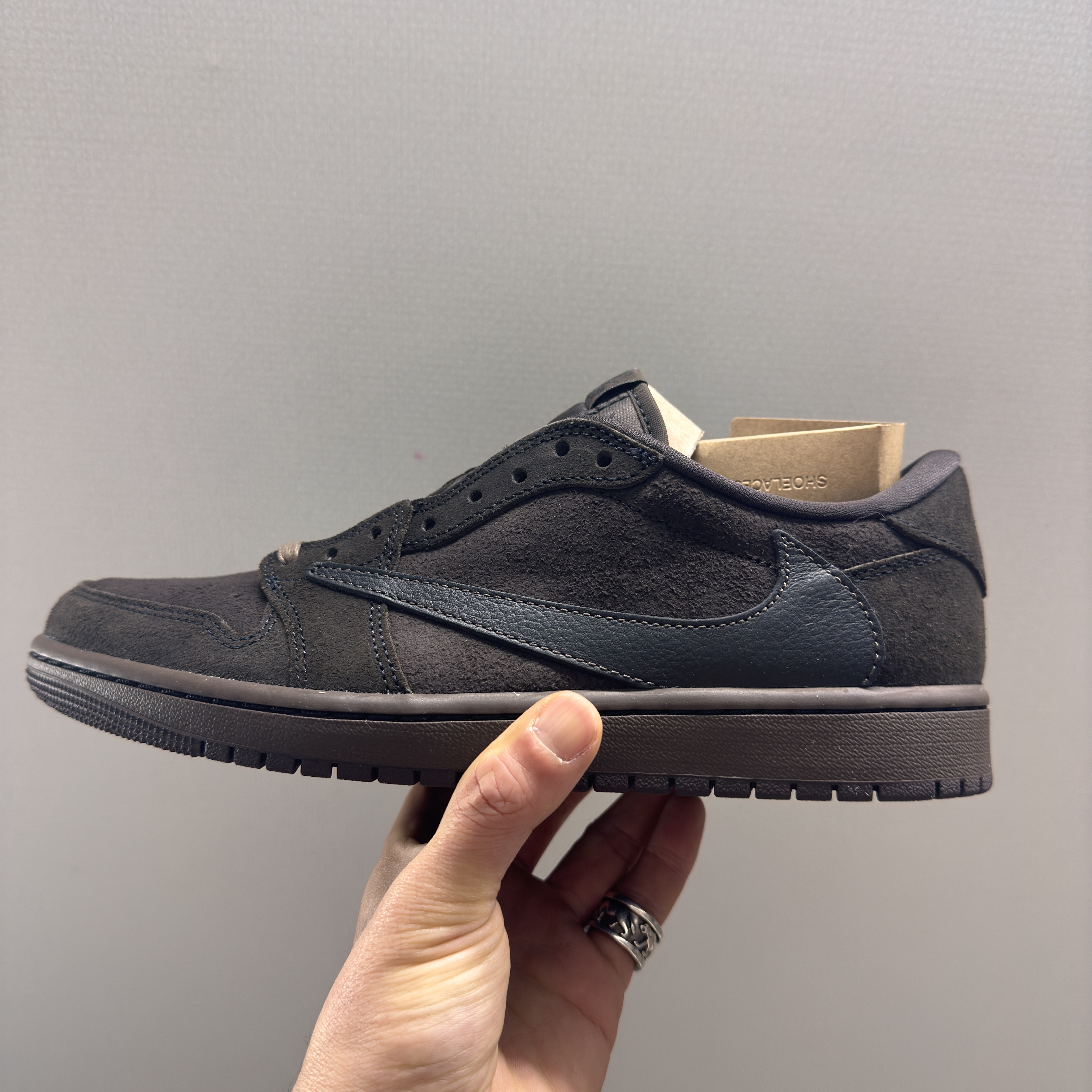 Jordan 1 x Travis Scott Retro Low OG SP Velvet Brown and Dark Mocha 착용 스타일 - 2