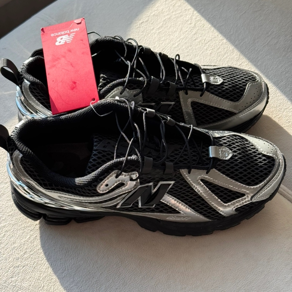 New Balance x The Basement 1906R Silver Metallic Black 착용 스타일 - 2