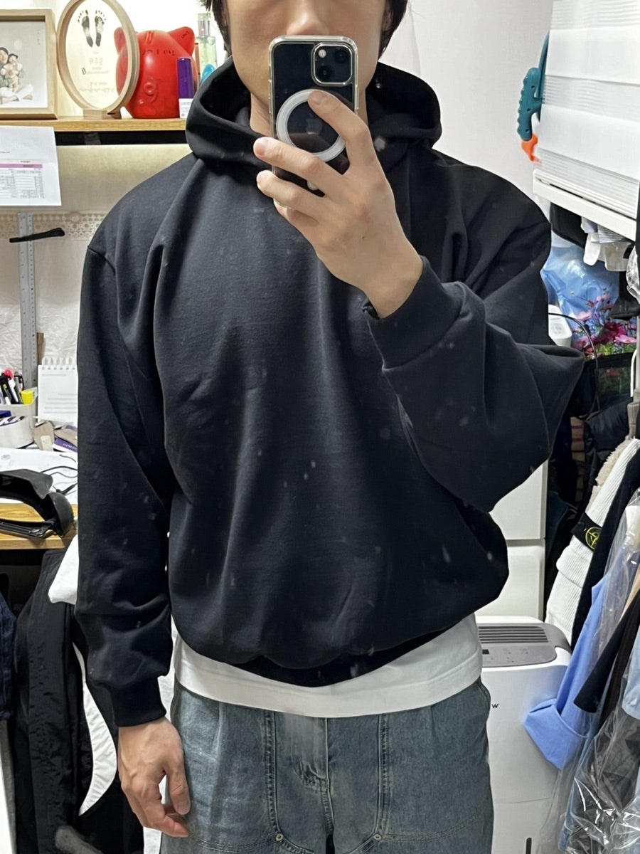 Yeezy x Gosha Rubchinskiy YZY Black Dogs Hoodie Black 착용 스타일 - 1
