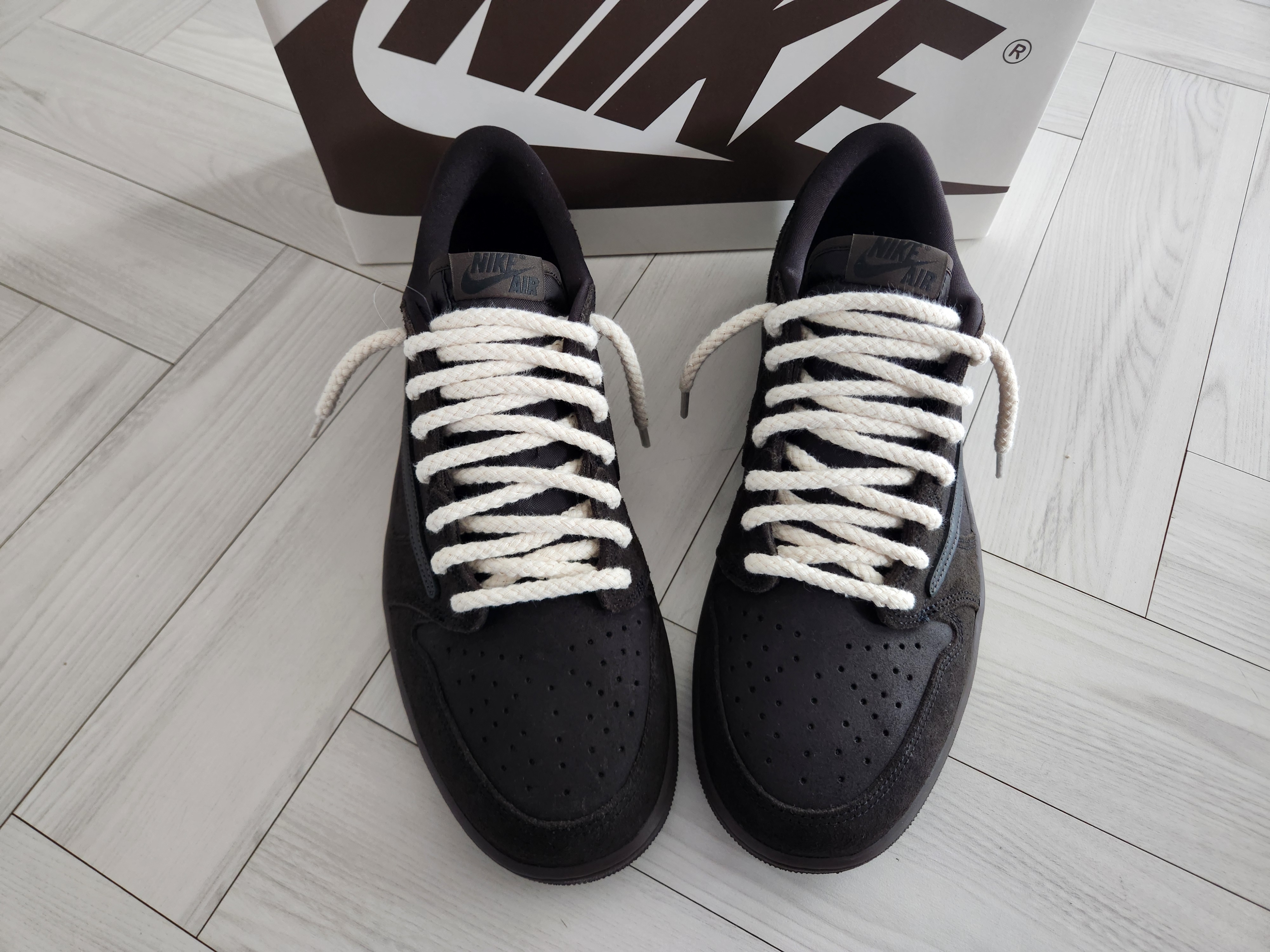 Jordan 1 x Travis Scott Retro Low OG SP Velvet Brown and Dark Mocha 착용 스타일 - 3