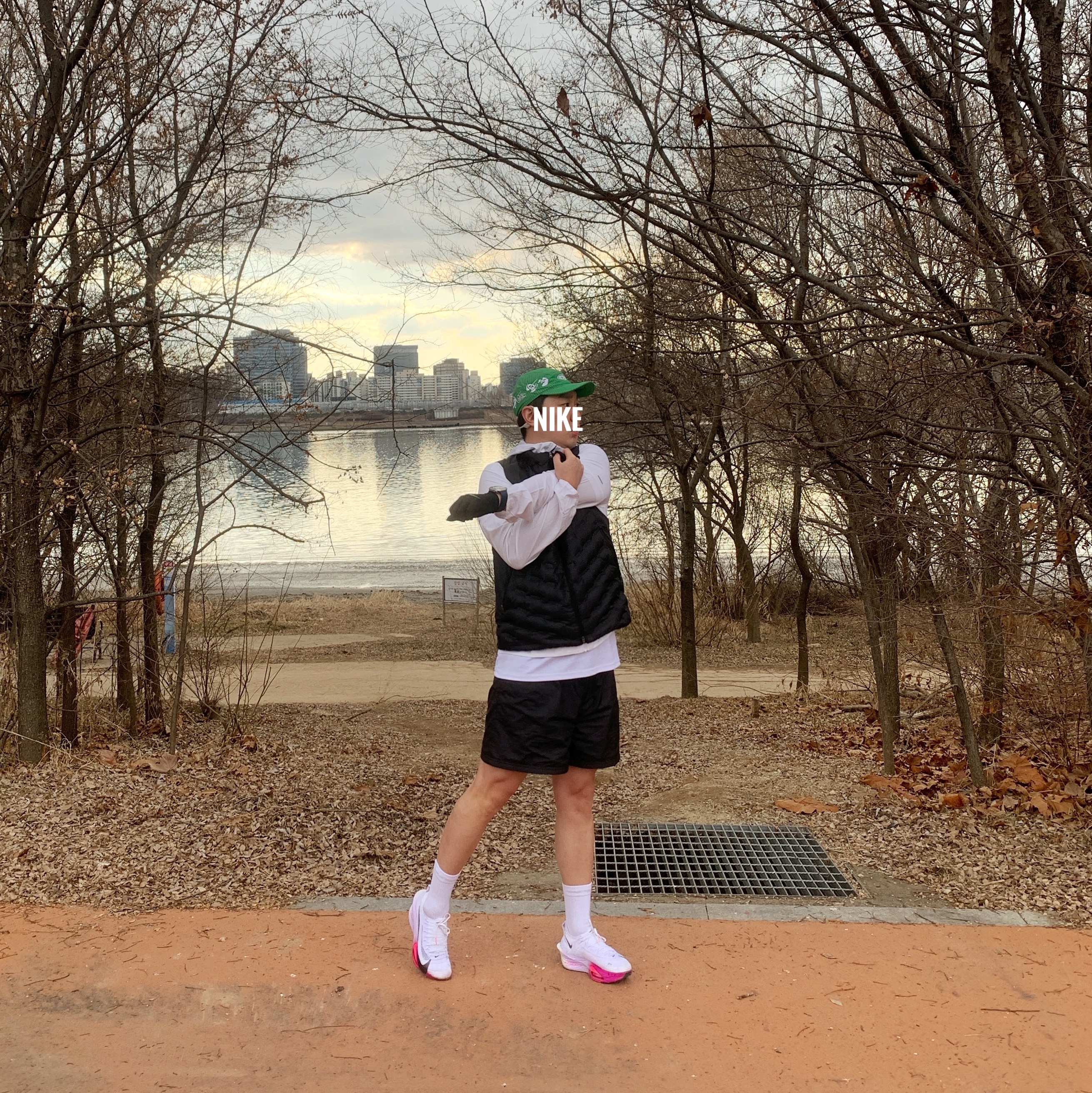 Nike Windrunner Running Jacket White - Asia, Nike Therma-Fit ADV Repel Down Running Vest Black - Asia 착용 스타일