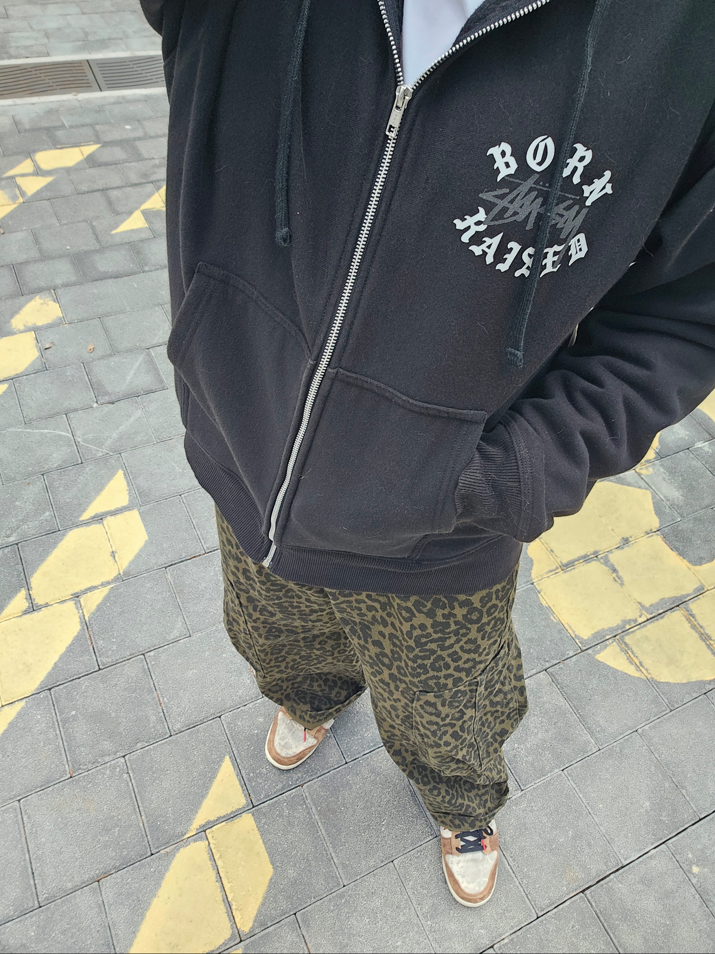 Stussy x Born X Raised Logo Zip Hoodie Black, Karactor Lumping Cargo Pants Leopard Khaki 착용 스타일 - 1