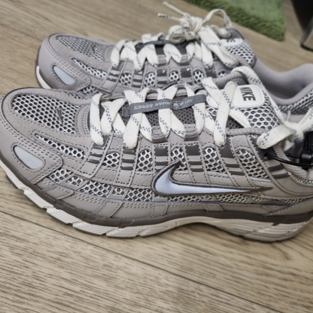 Nike P-6000 PRM Light Iron Ore 착용 스타일 - 1