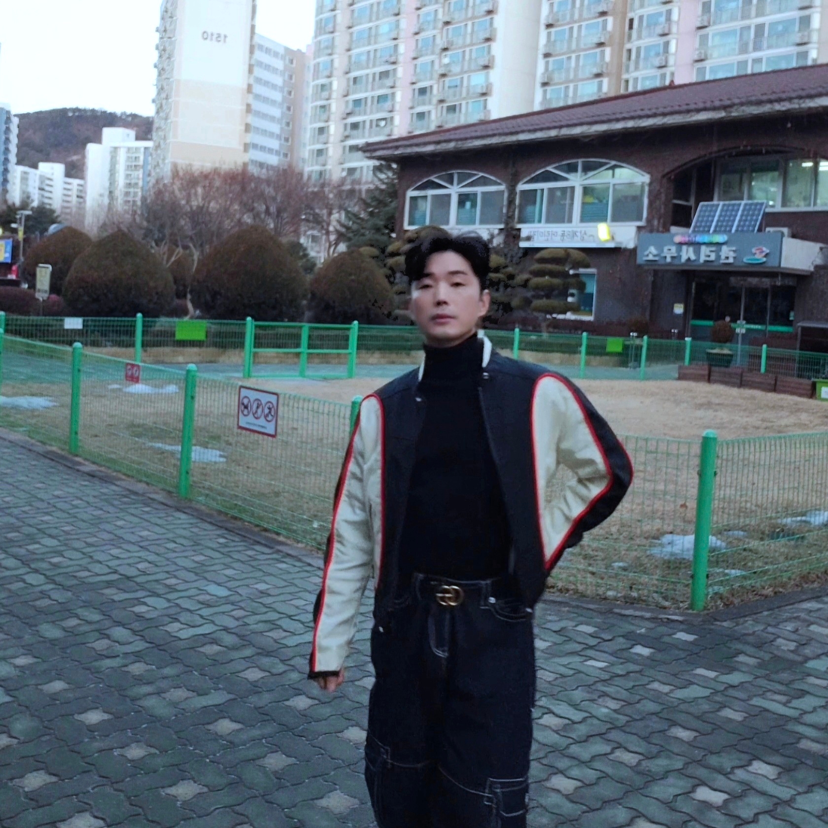 Diesel J-Blink Biker Jacket in Colour-Block Nylon Black White, Nike x Ambush Air Force 1 Low SP Phantom 착용 스타일 - 3