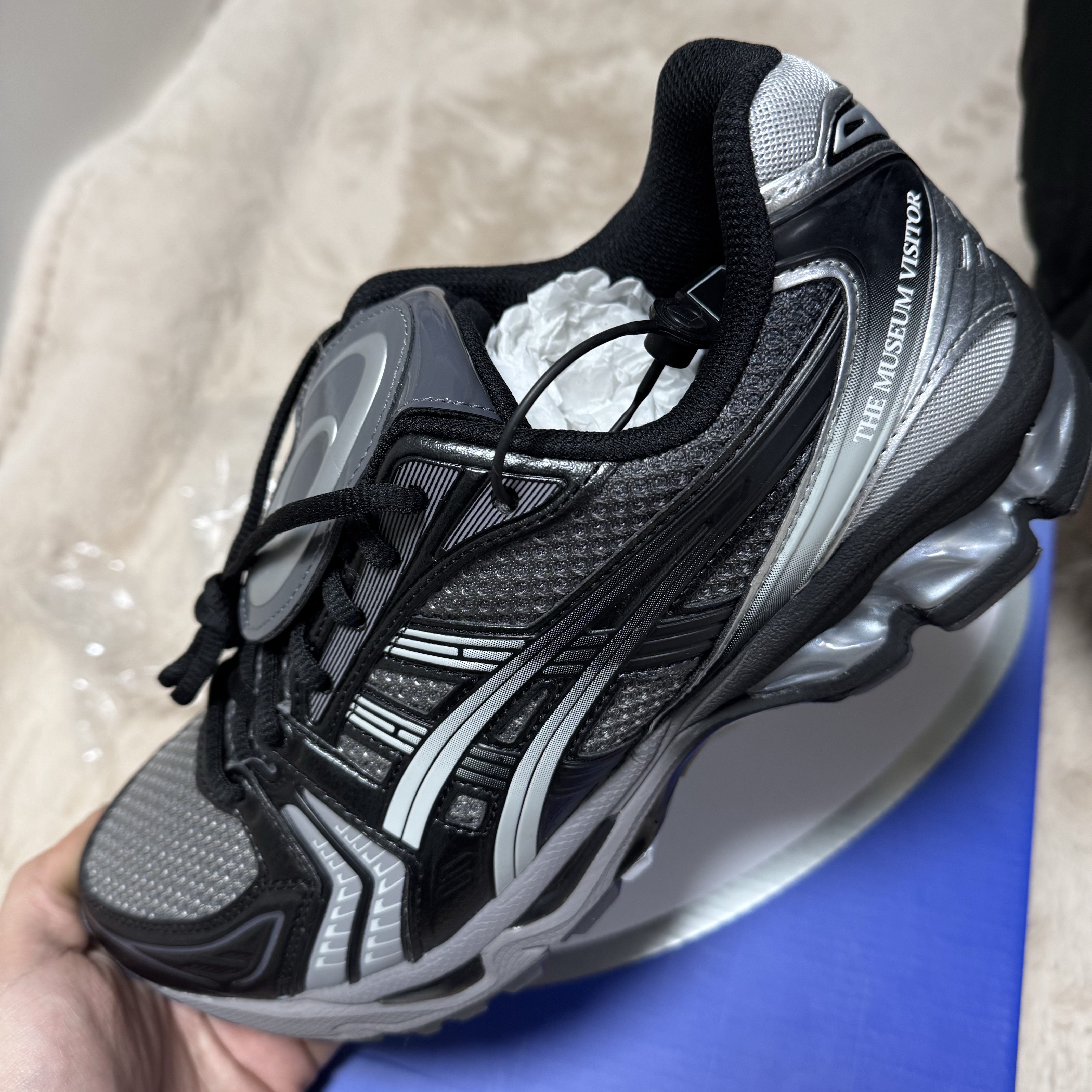 Asics x The Museum Visitor Gel-Kayano 14 Clay Grey Glacier Grey 착용 스타일 - 2