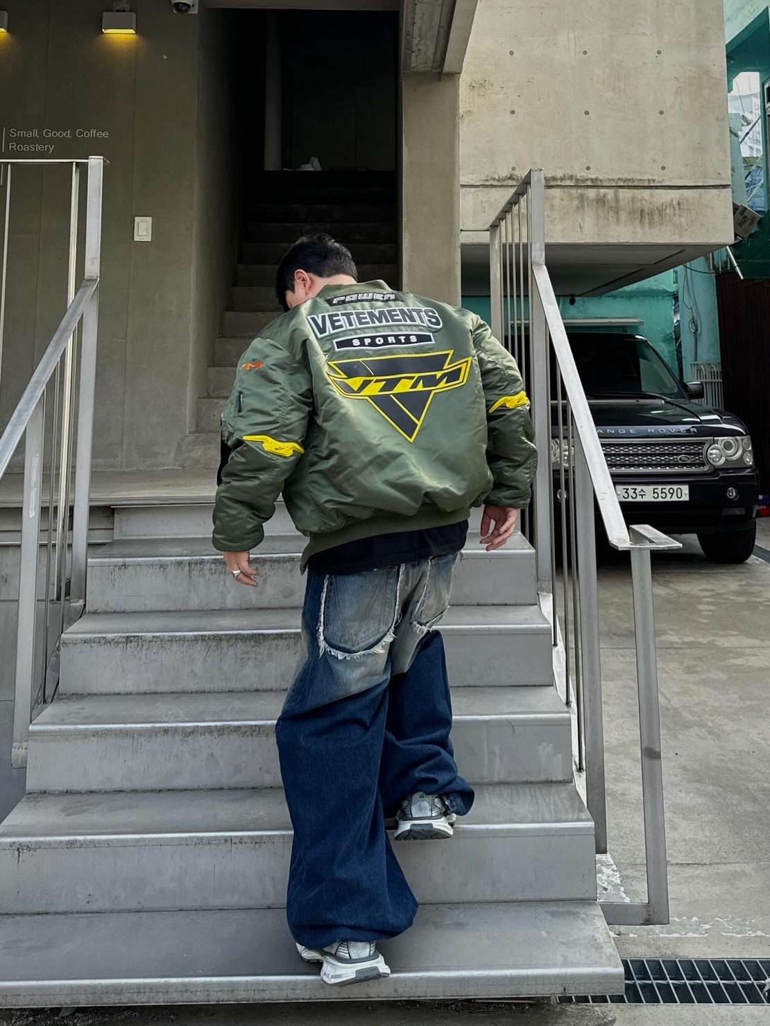Vetements Ripped Wide Jeans Blue Green 착용 스타일