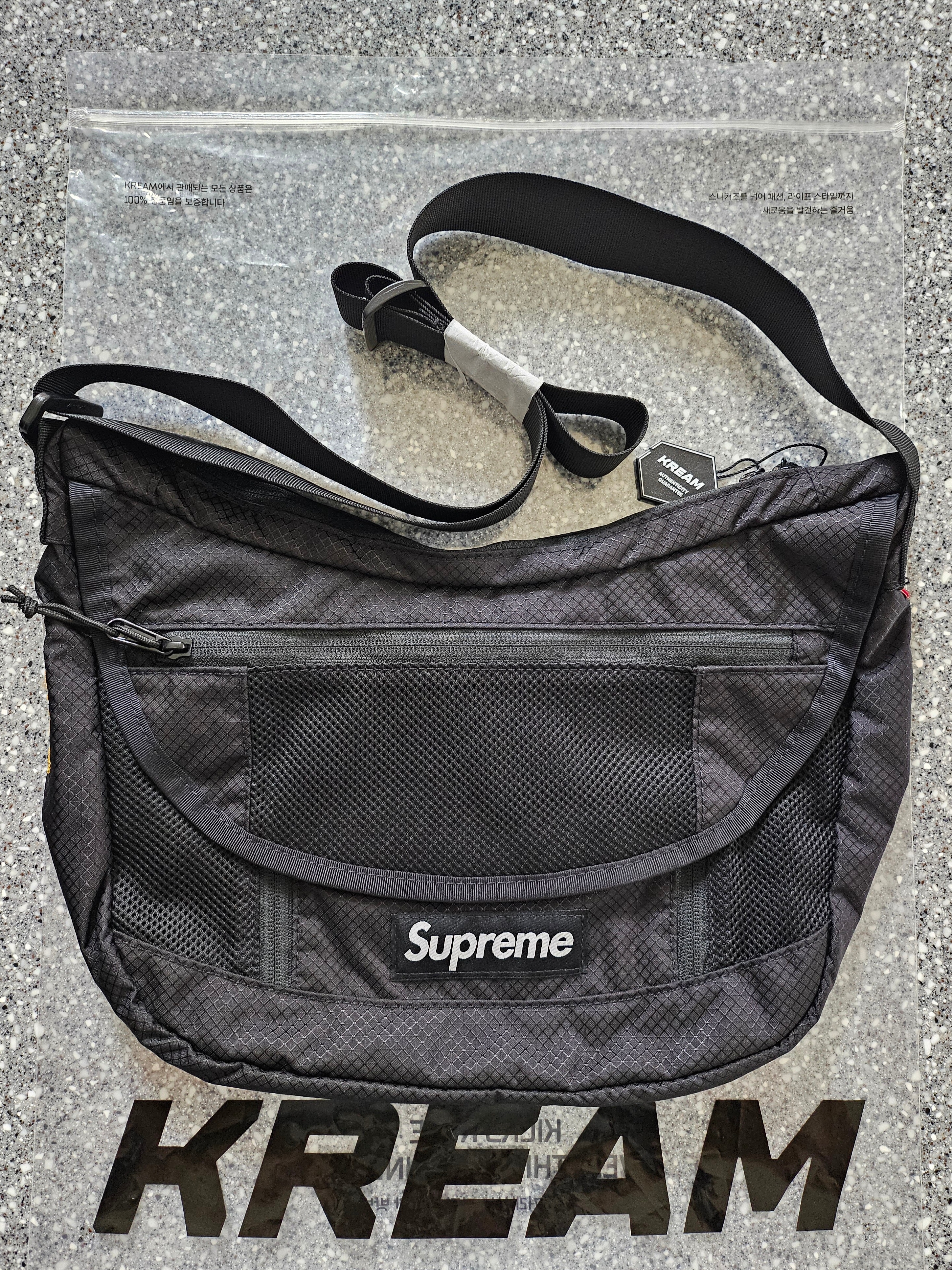 Supreme Small Messenger Bag Black - 22SS 착용 스타일 - 2
