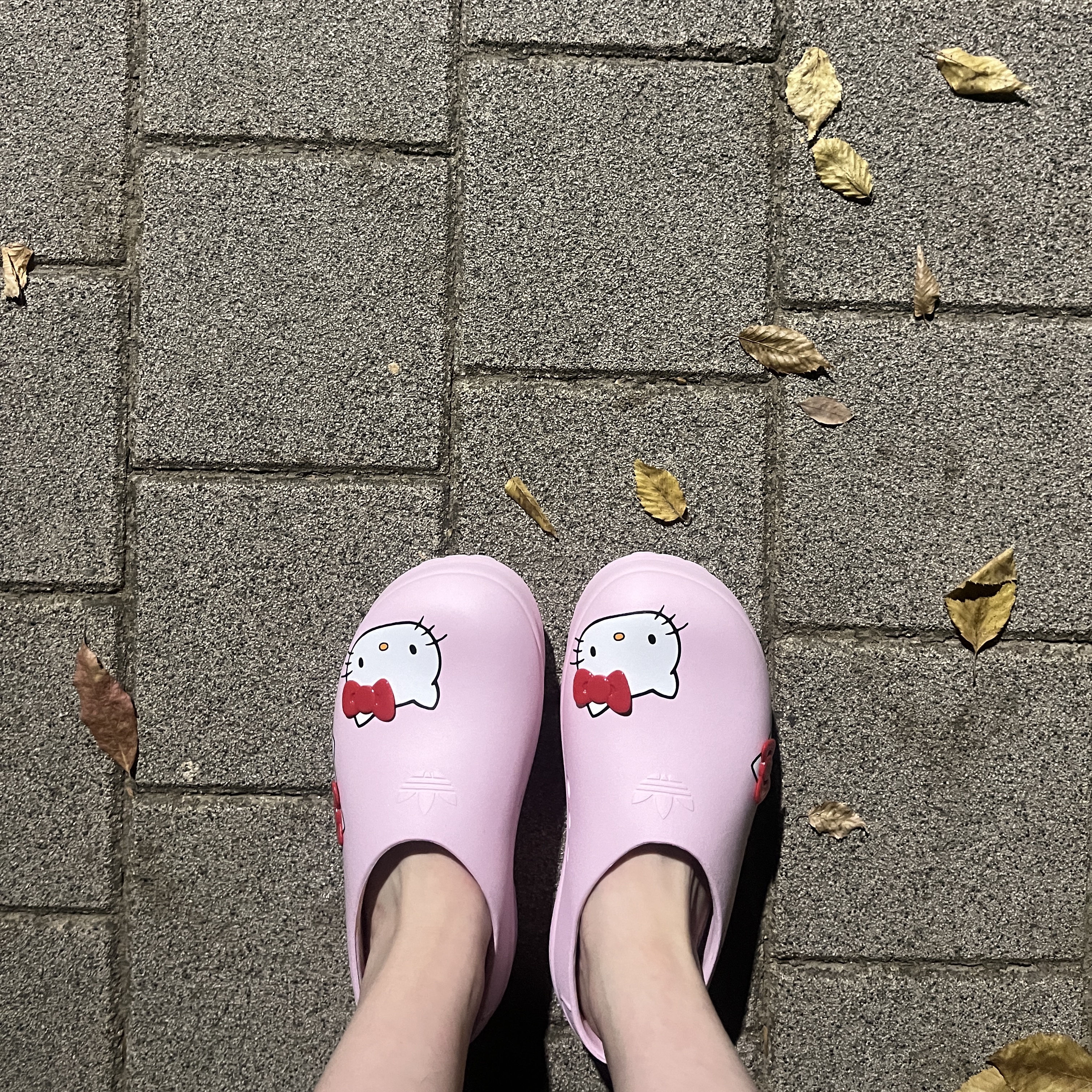 (W) Adidas x Hello Kitty Adifom Stan Smith Mule Clear Pink Red 착용 스타일 - 2