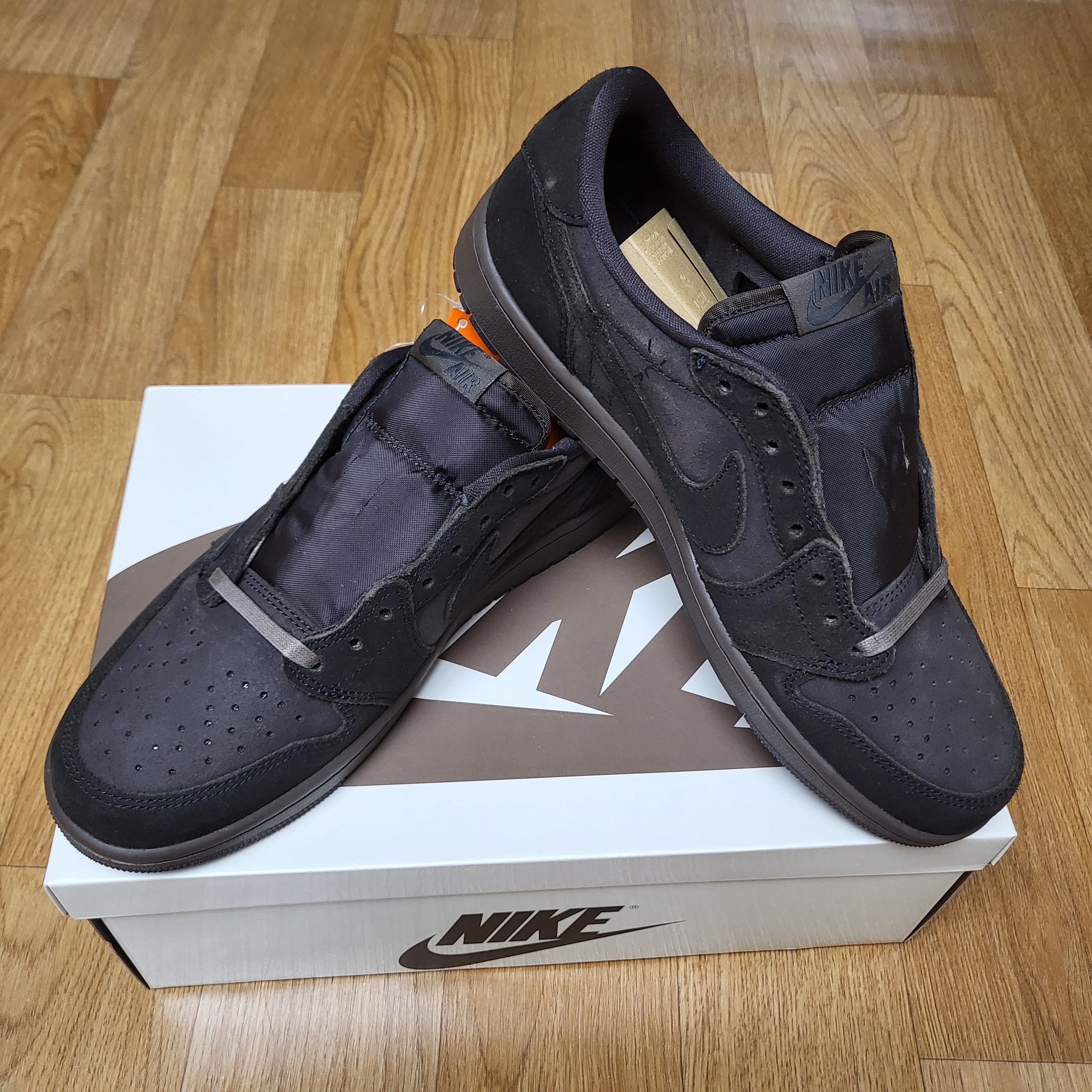 Jordan 1 x Travis Scott Retro Low OG SP Velvet Brown and Dark Mocha 착용 스타일 - 7