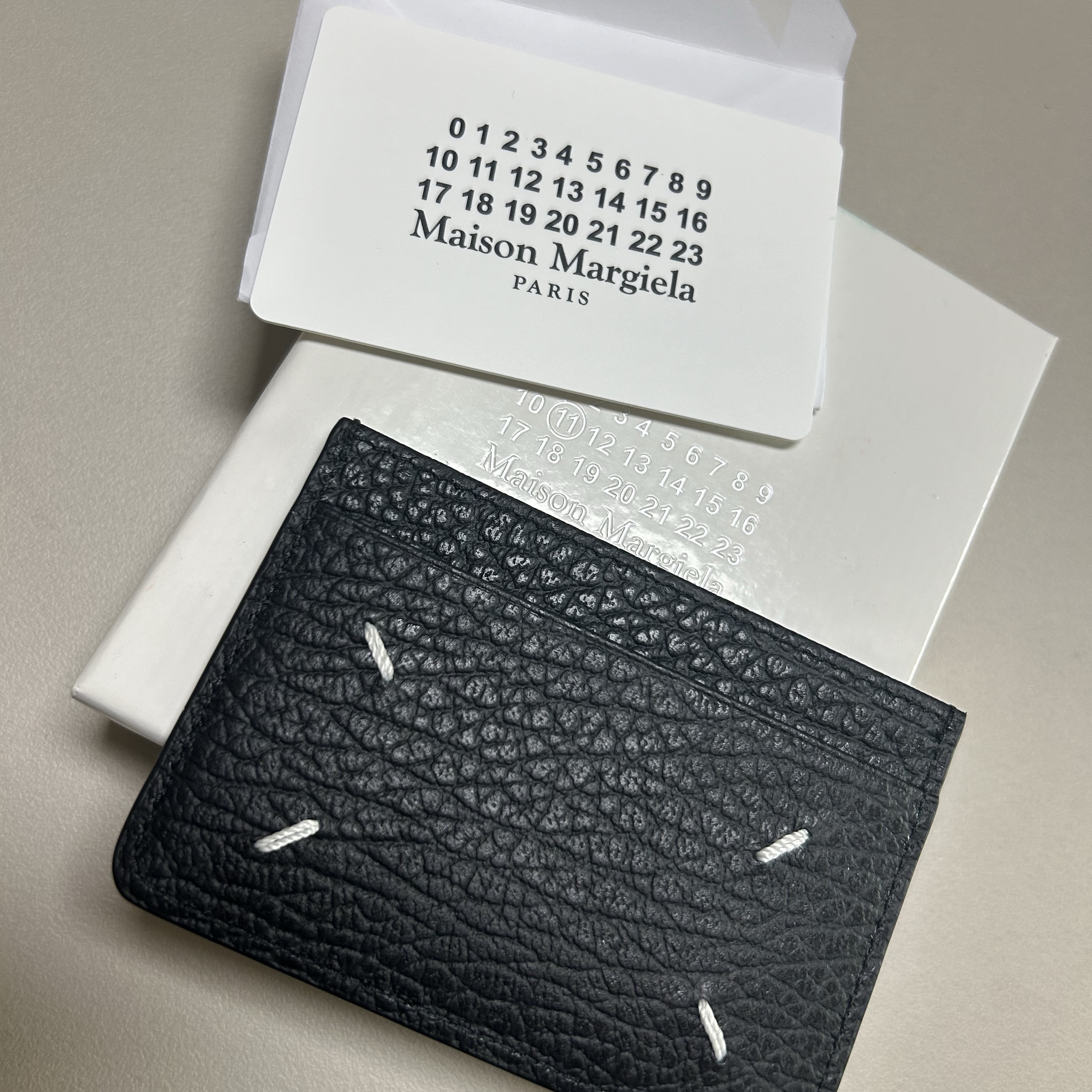Maison Margiela Four Stitch Card Holder Black 착용 스타일 - 1
