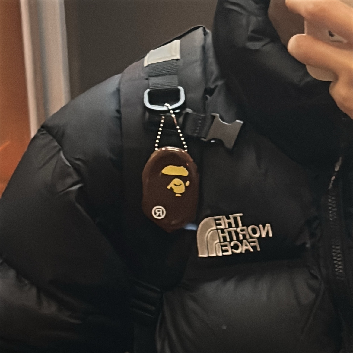 BAPE Ape Head Coin Case M Brown 착용 스타일