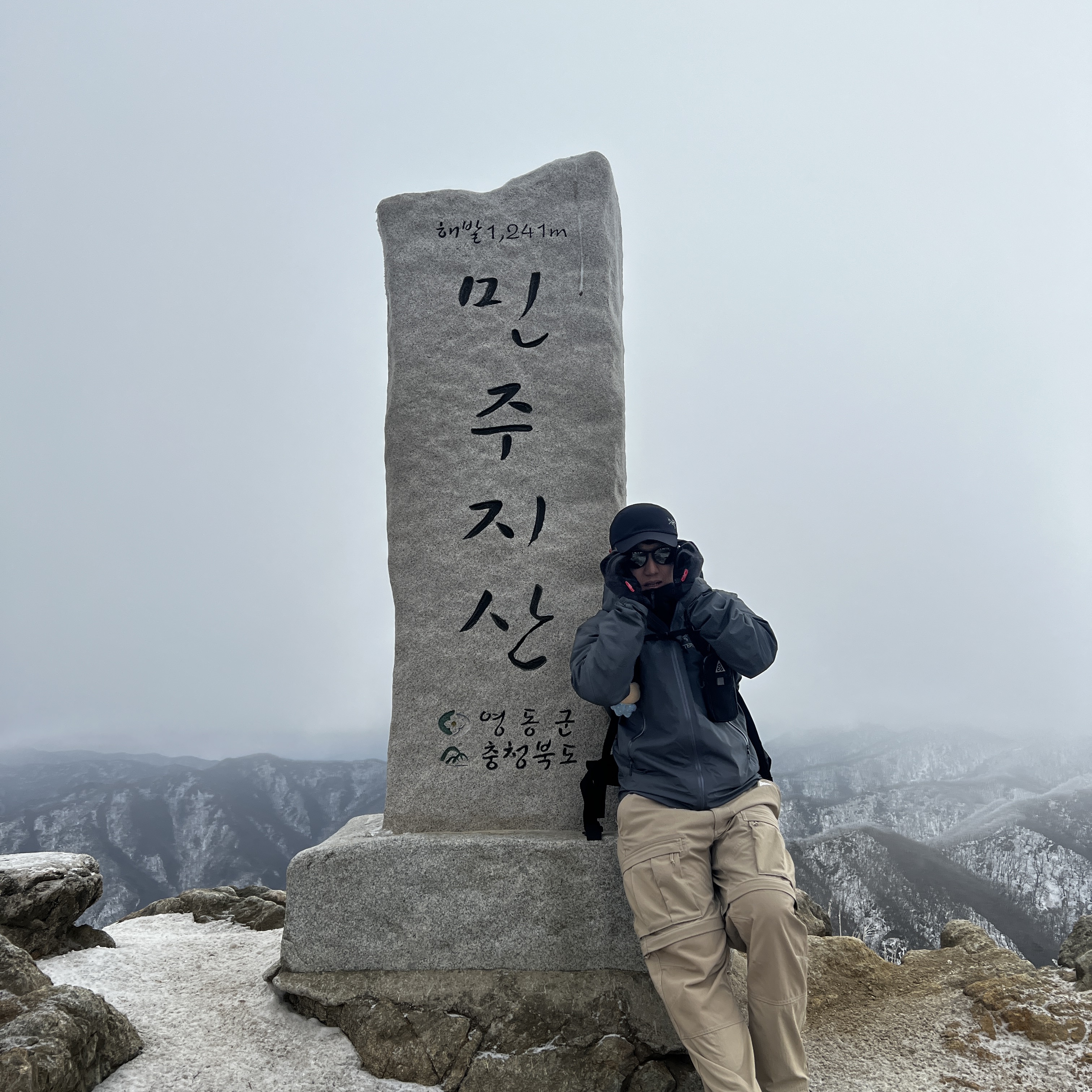 Arc'teryx Beta Jacket Cloud, Arc'teryx Calvus Cap Black 착용 스타일 - 2