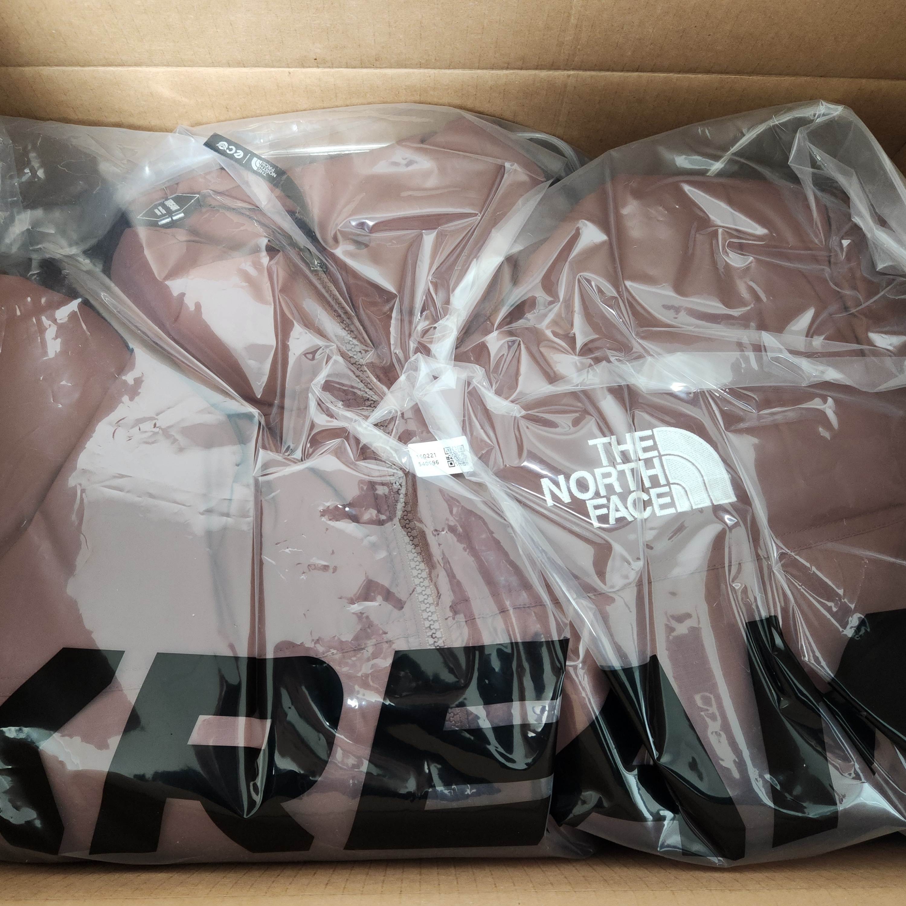 The North Face 1996 Eco Nuptse Jacket Brown 착용 스타일