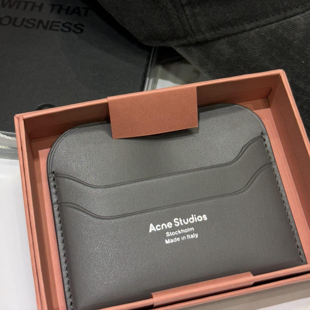 Acne Studios Elmas Large Card Holder Dark Grey 착용 스타일