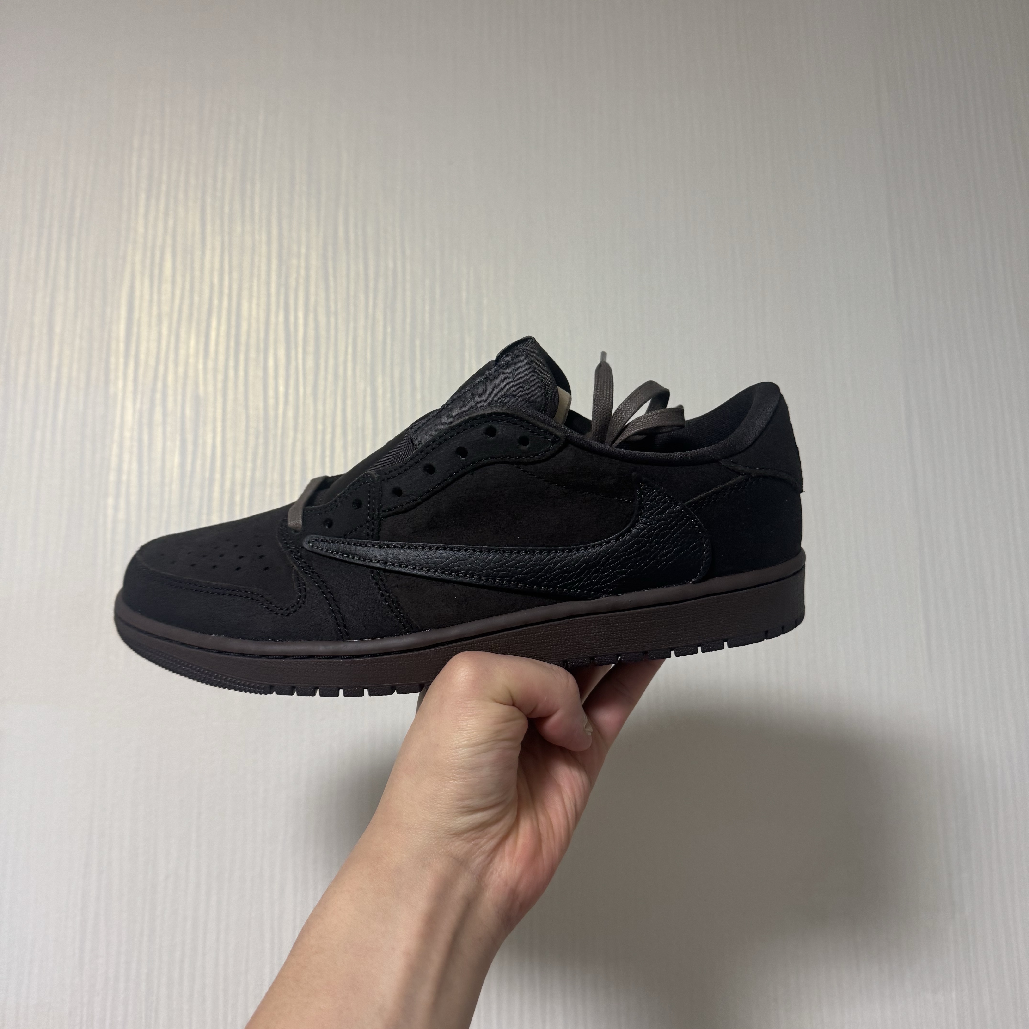 Jordan 1 x Travis Scott Retro Low OG SP Velvet Brown and Dark Mocha 착용 스타일