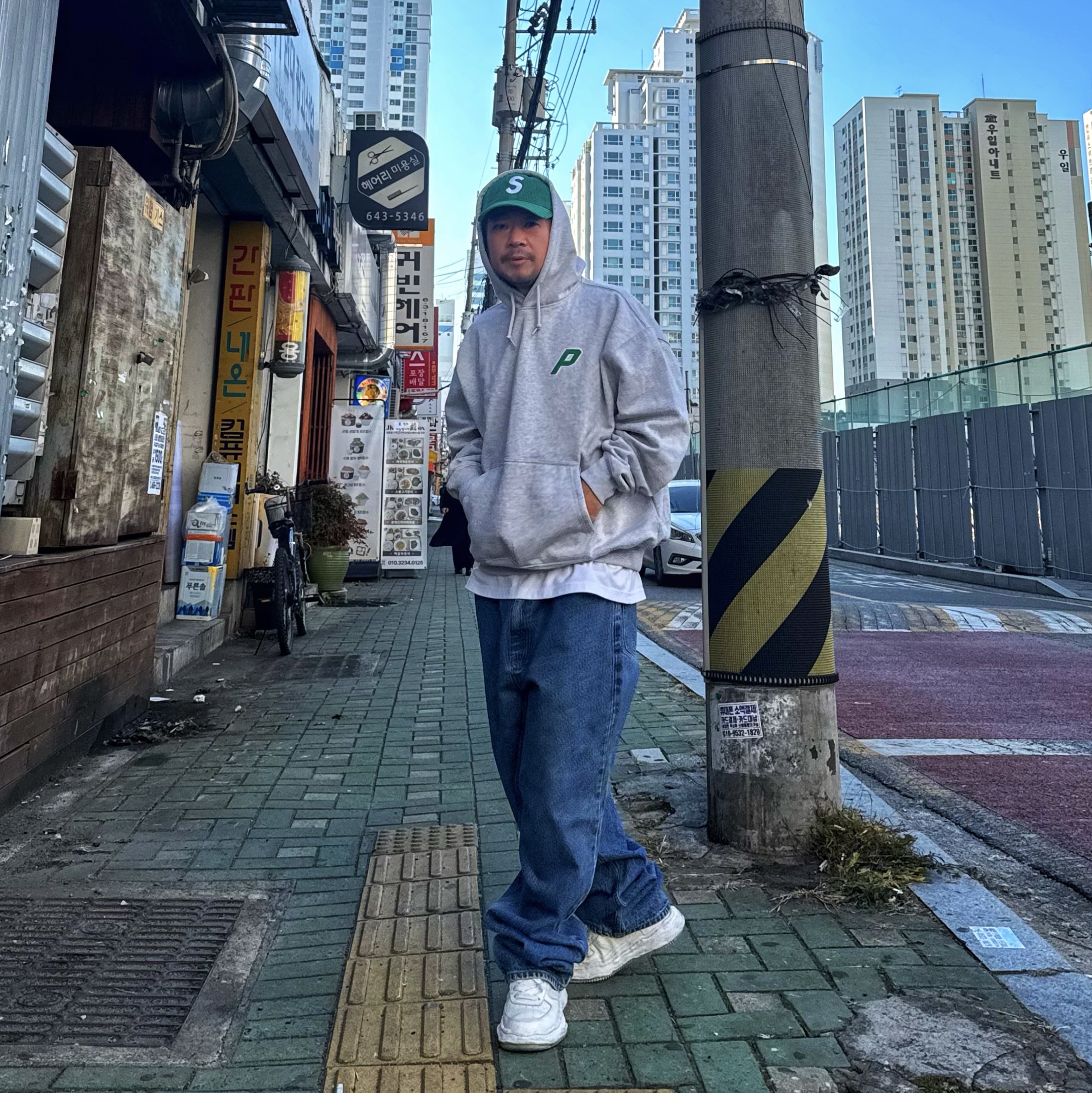 Palace Athlique P3 Hood Grey Marl - 24FW, Supreme Corduroy S Logo 6-Panel Green - 24FW 착용 스타일 - 5