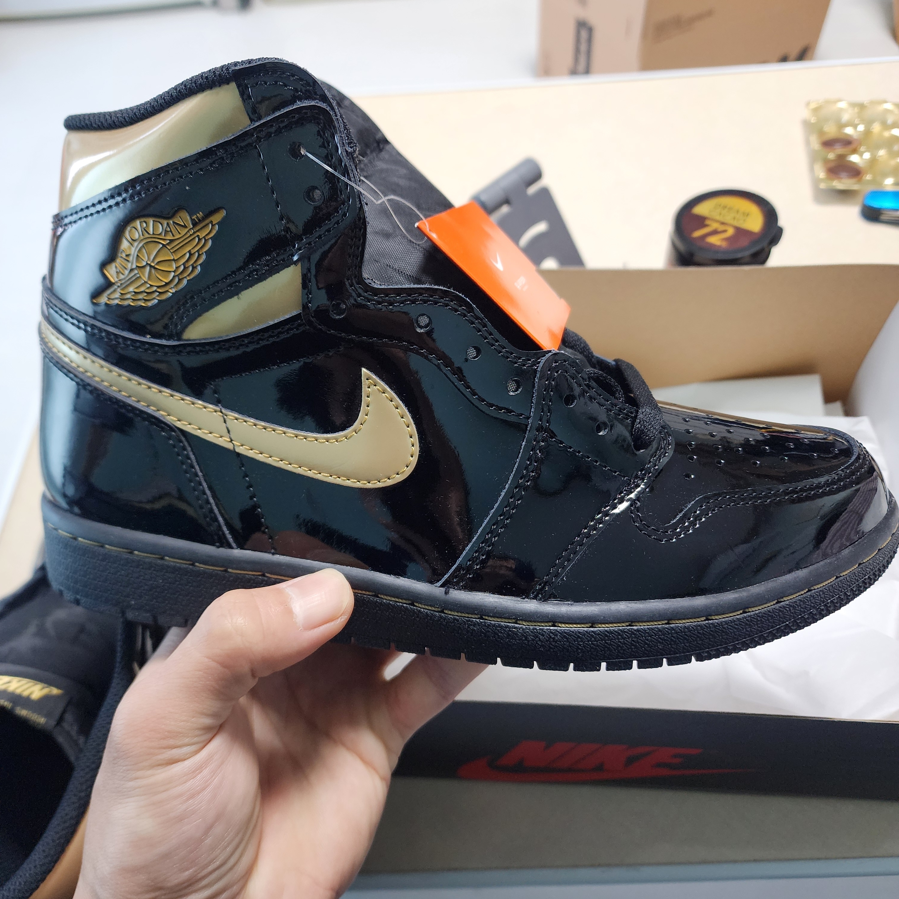 Jordan 1 Retro High OG Metallic Gold 착용 스타일 - 3